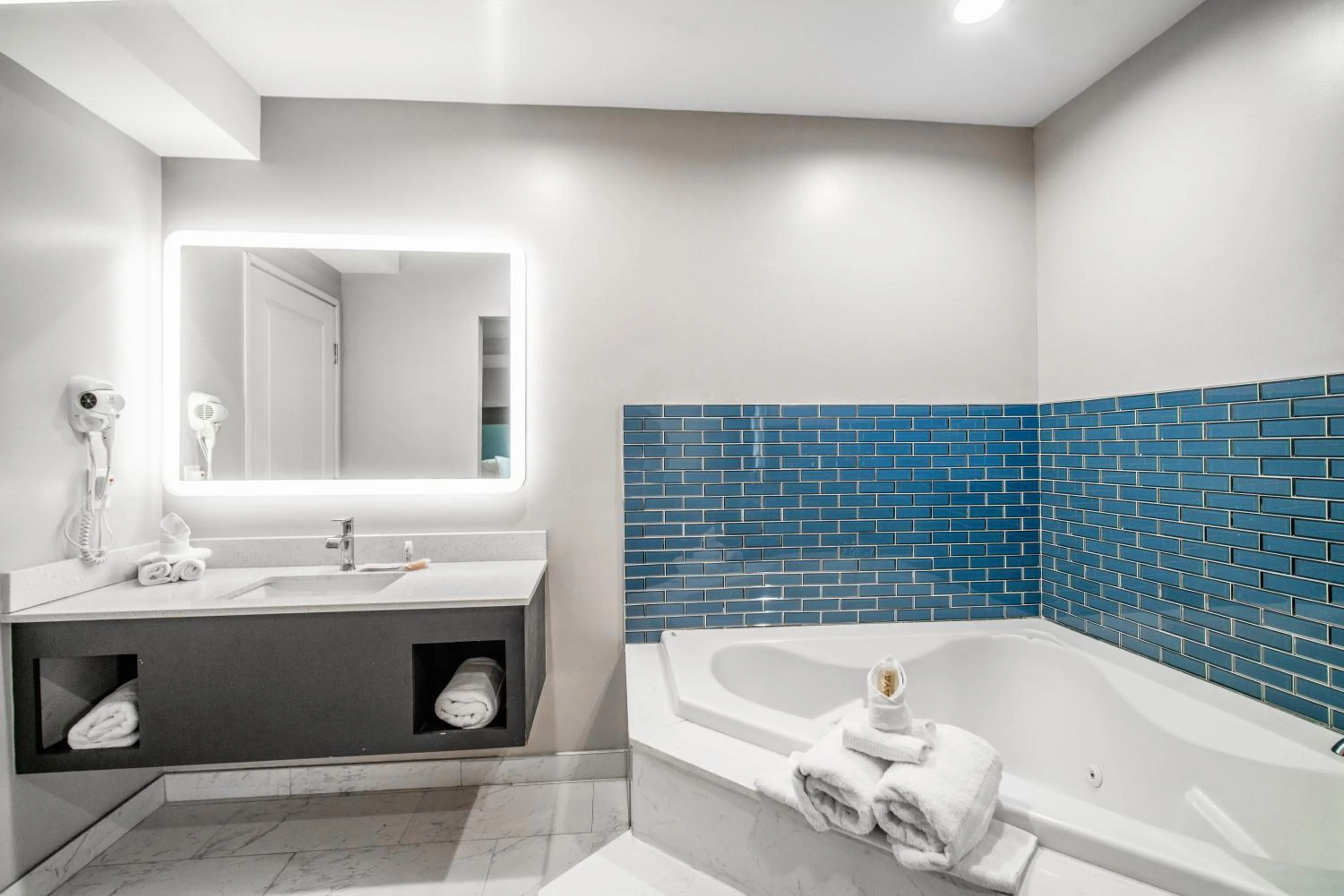 King Size Bed with Jacuzzi in Rodeway Inn South Gate - Los Angeles South