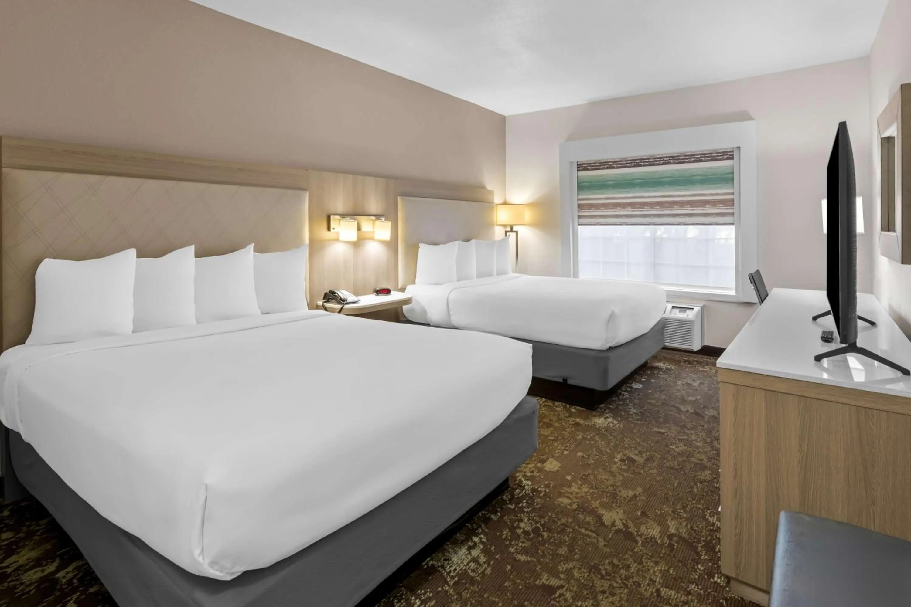 Queen Room with Two Queen Beds and Bath Tub - Disability Access in Best Western Worlds Of Fun