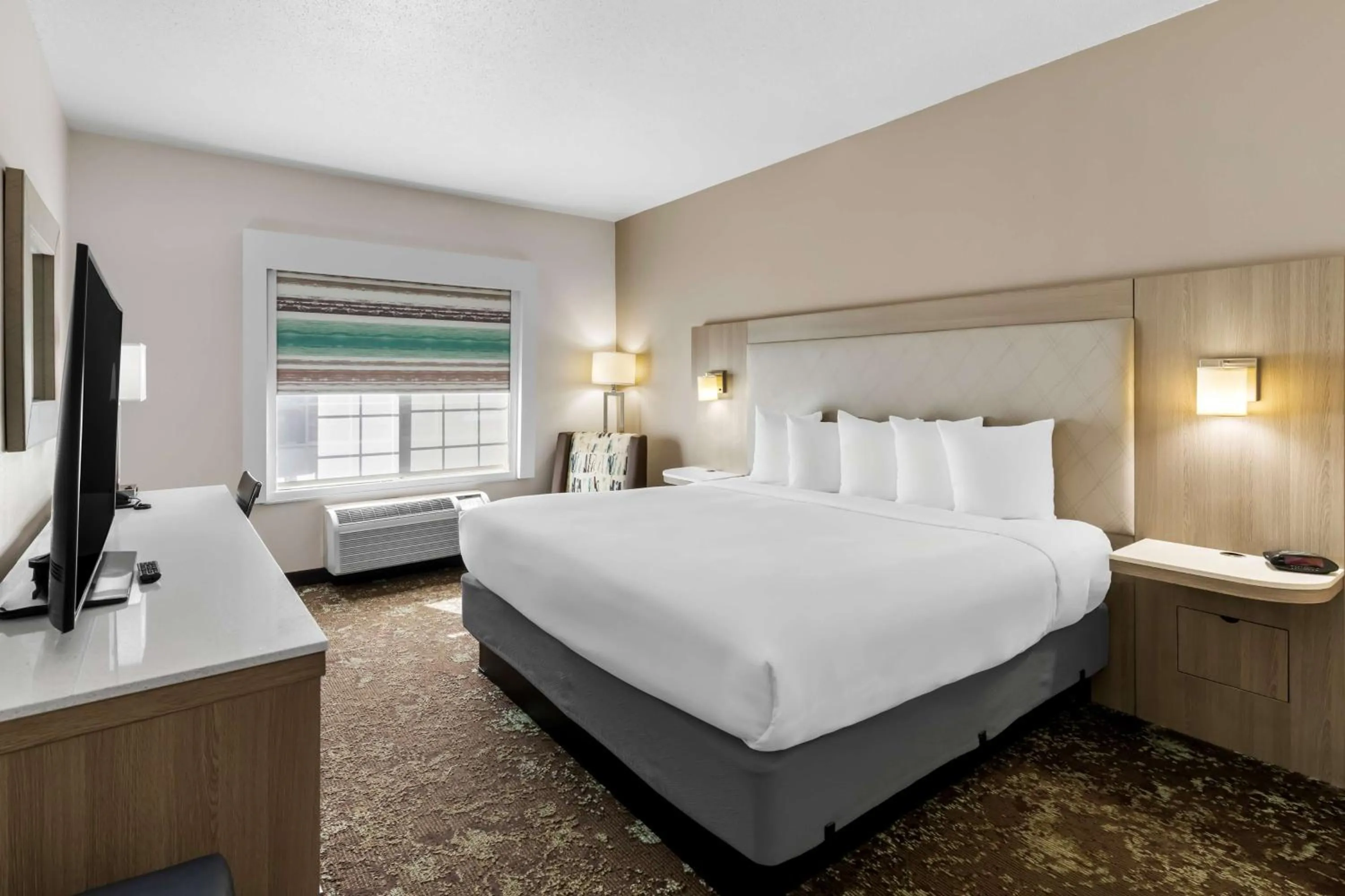 King Room with Roll-In Shower - Disability Access in Best Western Worlds Of Fun