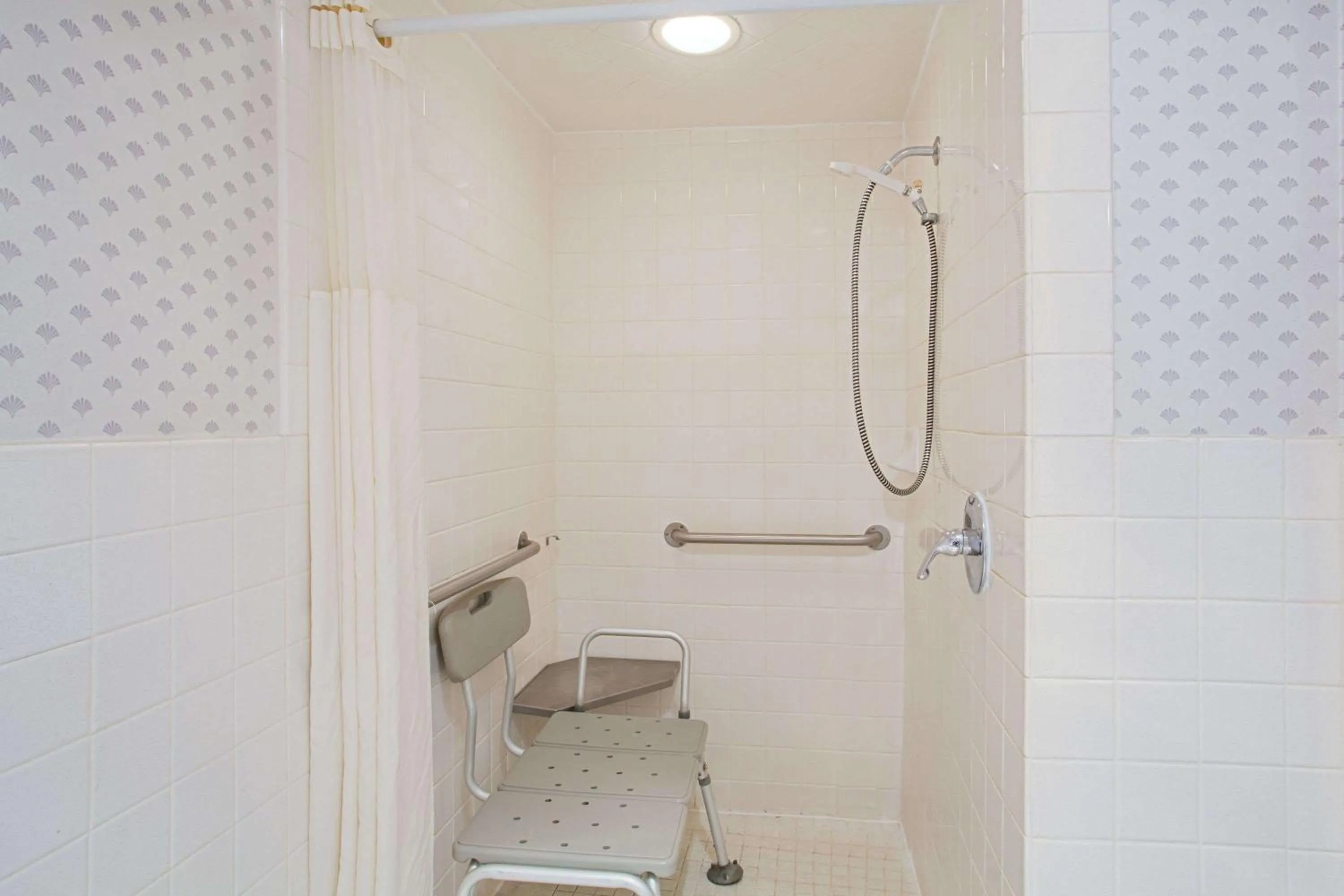 Queen Room - Disability Access - Non-Smoking in Super 8 by Wyndham Oroville