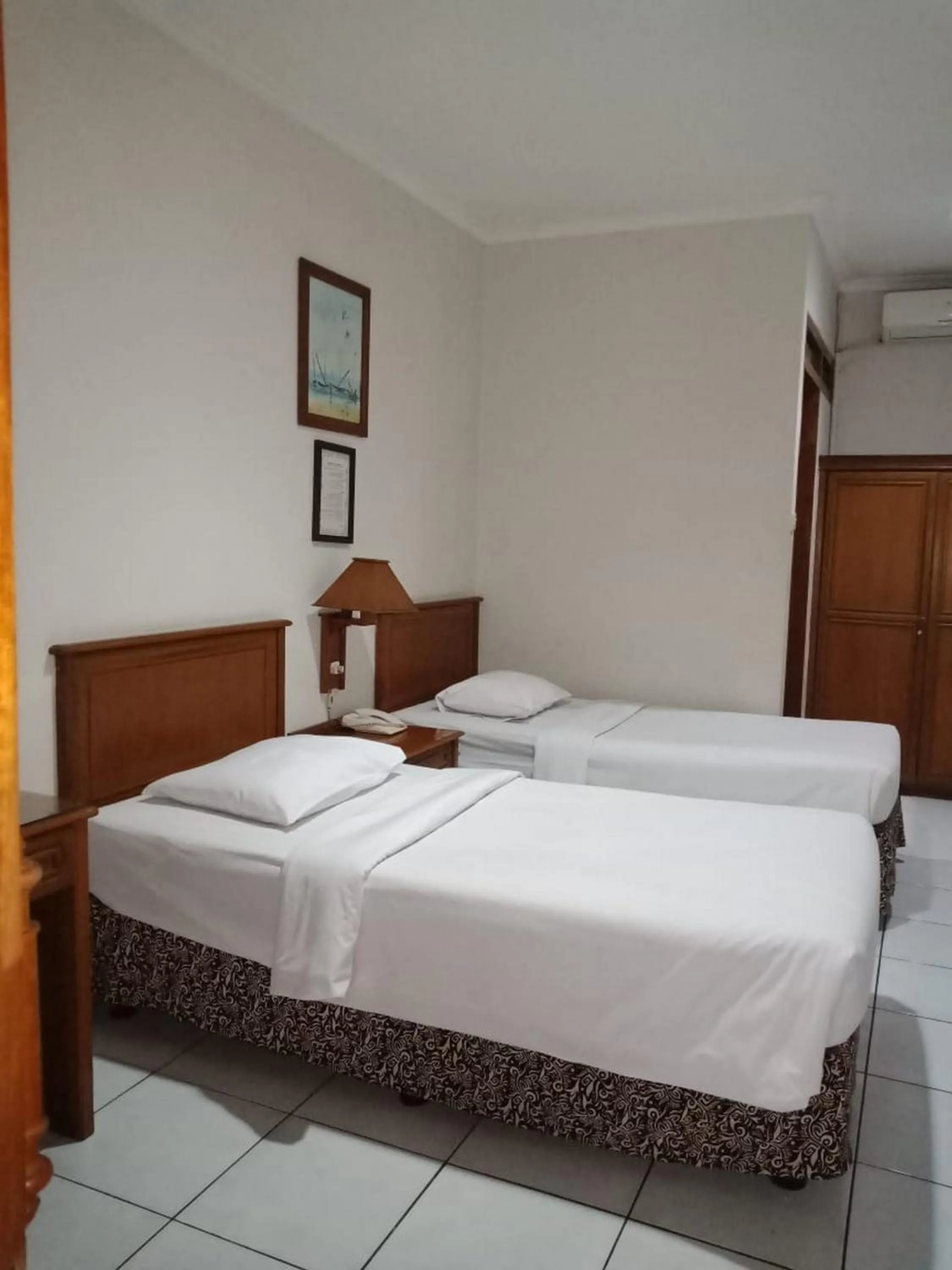 Twin Room in Hotel Yehezkiel Surapati Mitra RedDoorz