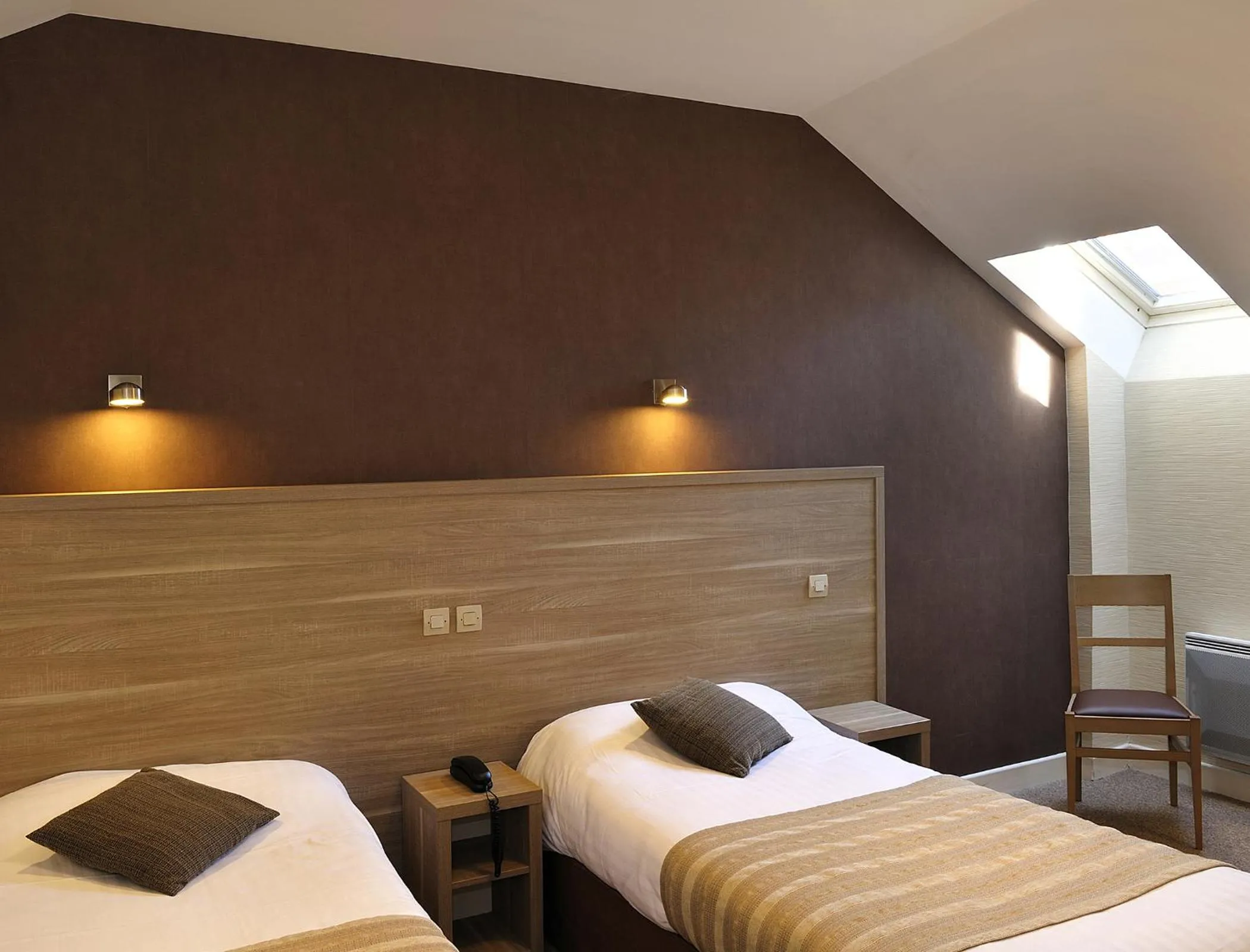 Twin Room in Logis Hôtel Restaurant Le Puits Doré