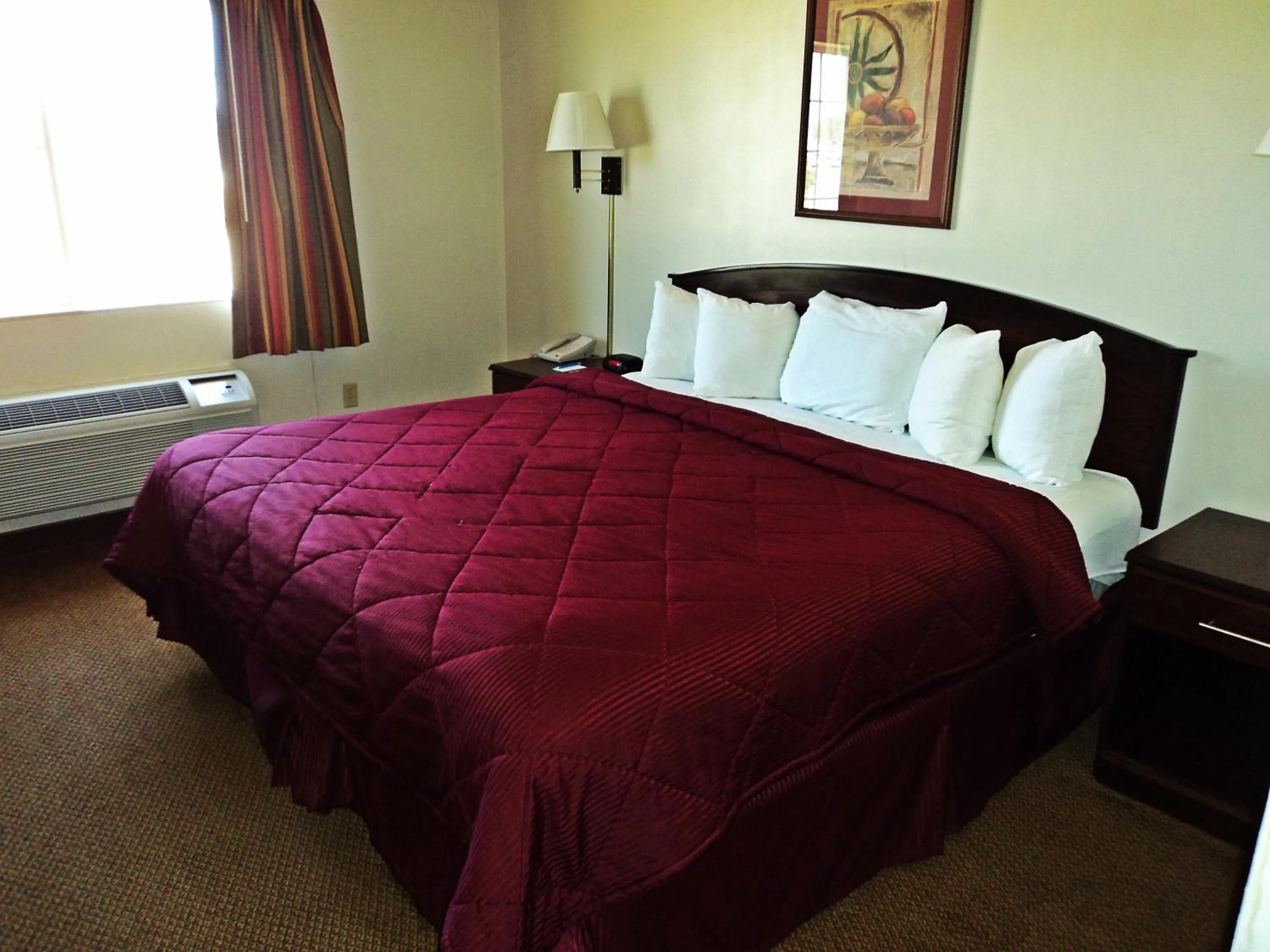 King Room with Tub and Grab Bars - Mobility/Hearing Accessible - Non-Smoking in Travelodge by Wyndham Carlsbad NM