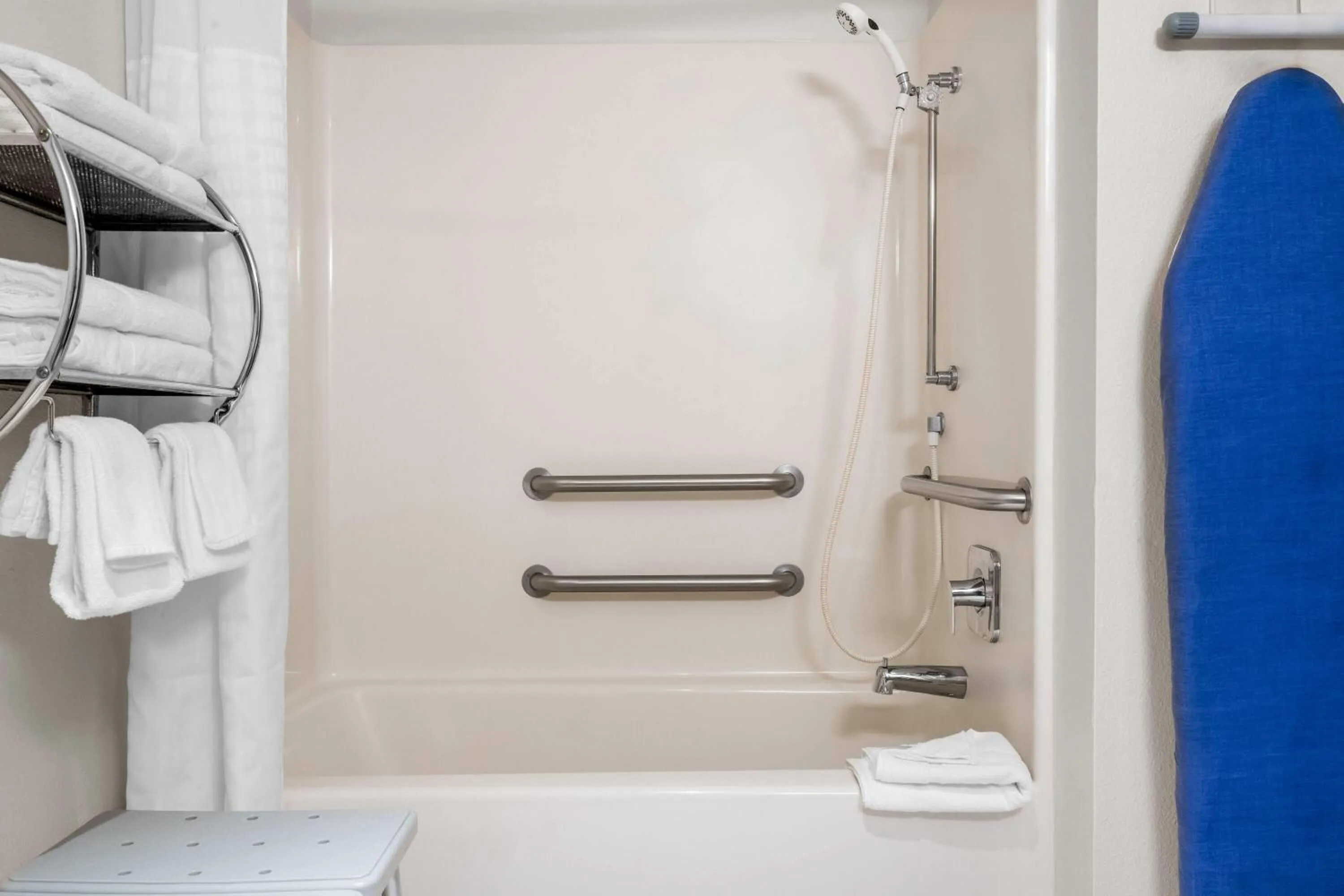 Queen Room - Mobility Access/Non-Smoking in Super 8 by Wyndham Custer/Crazy Horse Area