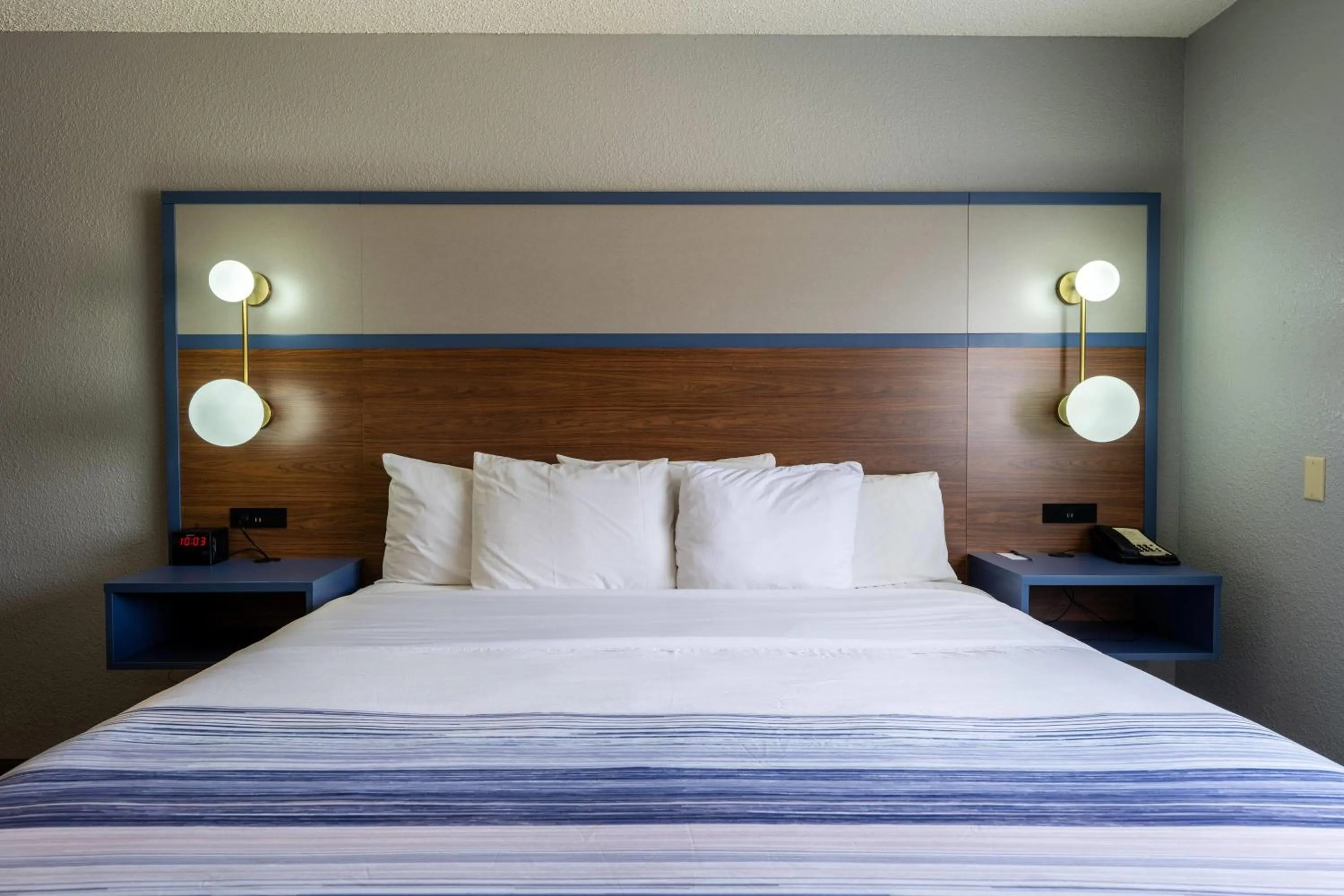 King Room - Non-Smoking in AmericInn by Wyndham Monroe