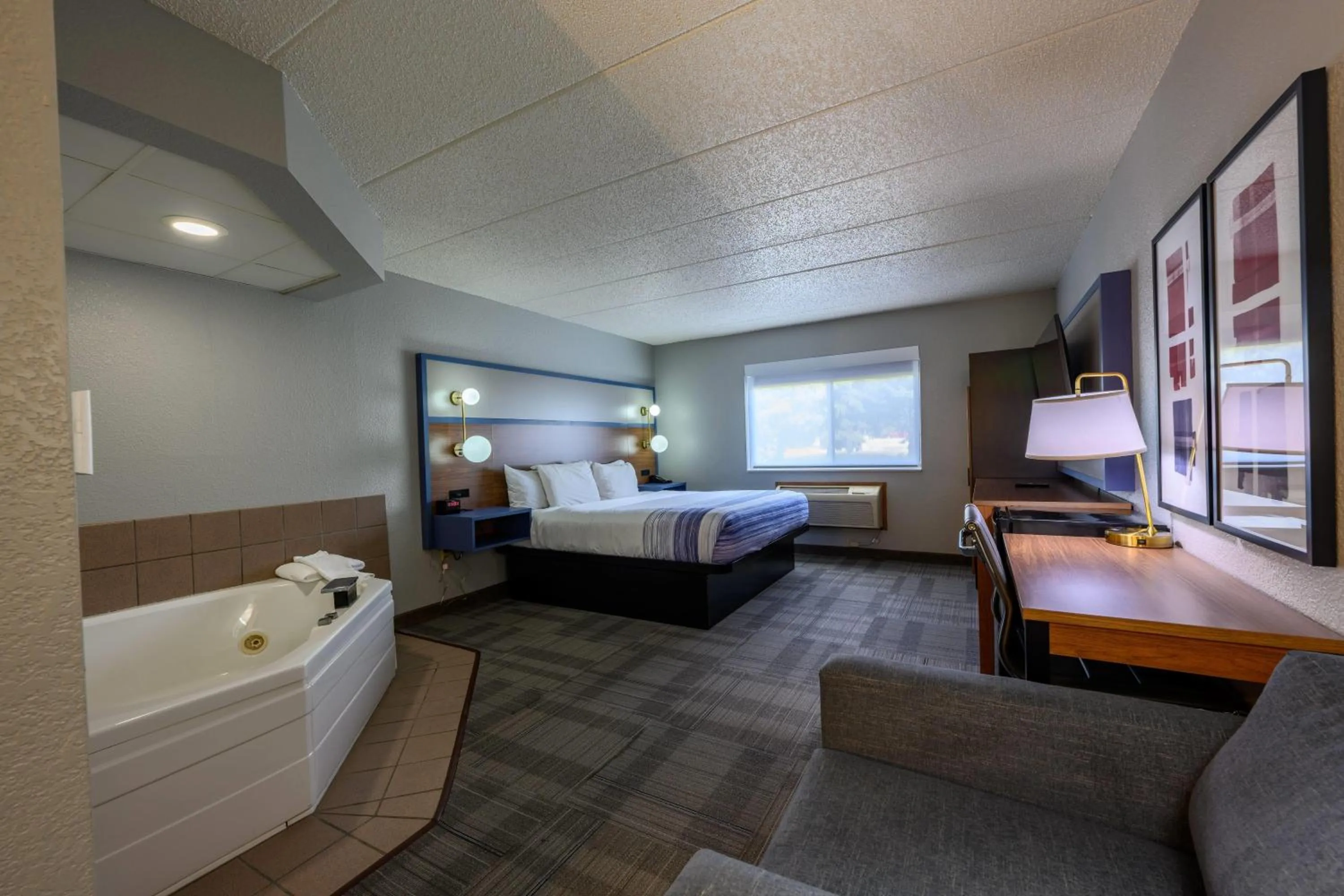 Deluxe One-Bedroom King Suite - Non-Smoking in AmericInn by Wyndham Monroe