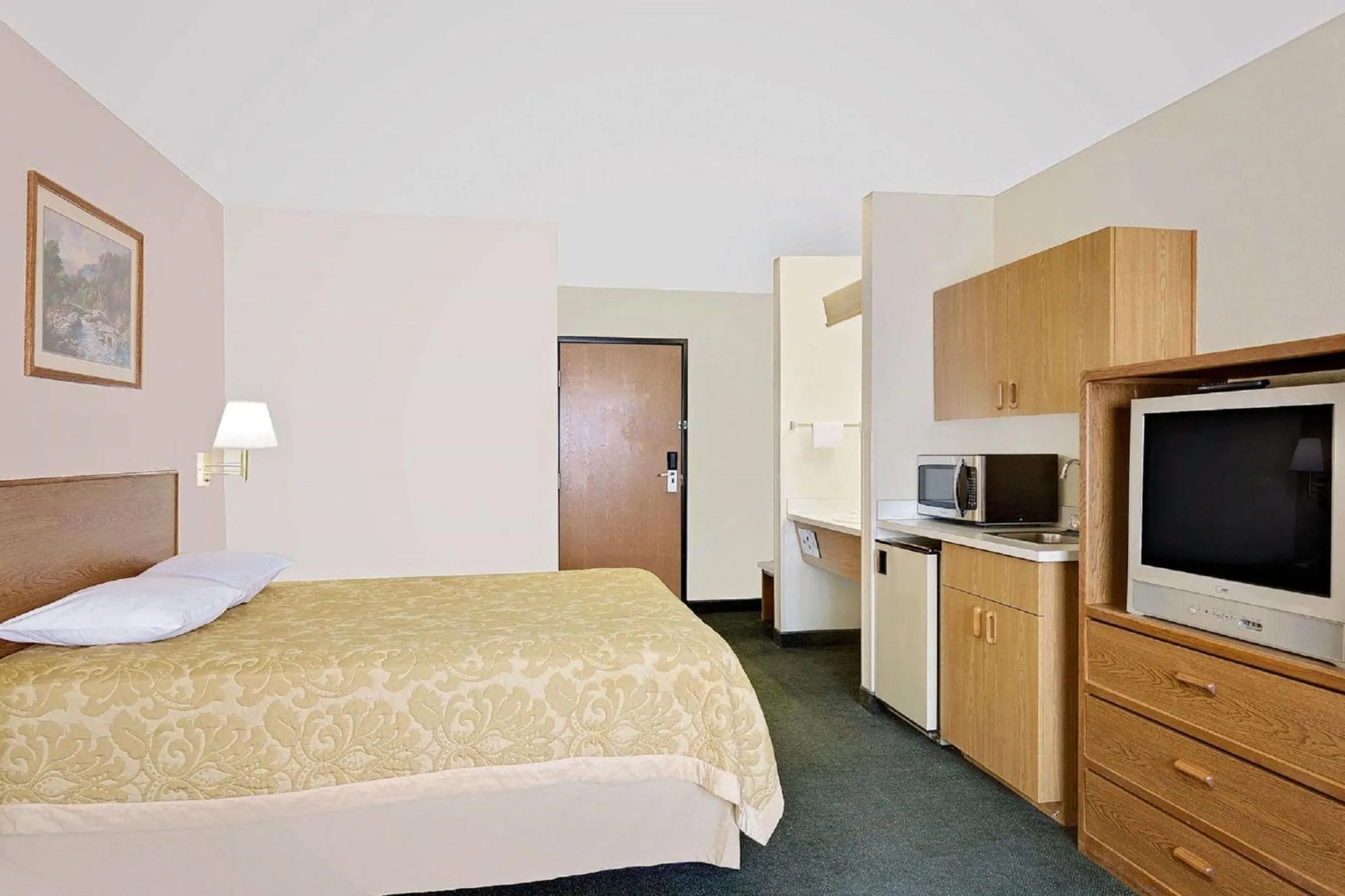 Deluxe King Studio Suite - Non-Smoking in Super 8 by Wyndham Battle Mountain