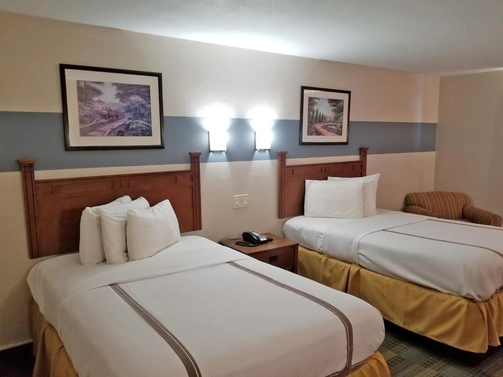 Double Room with Two Double Beds - Smoking in Americas Best Value Inn Marshall