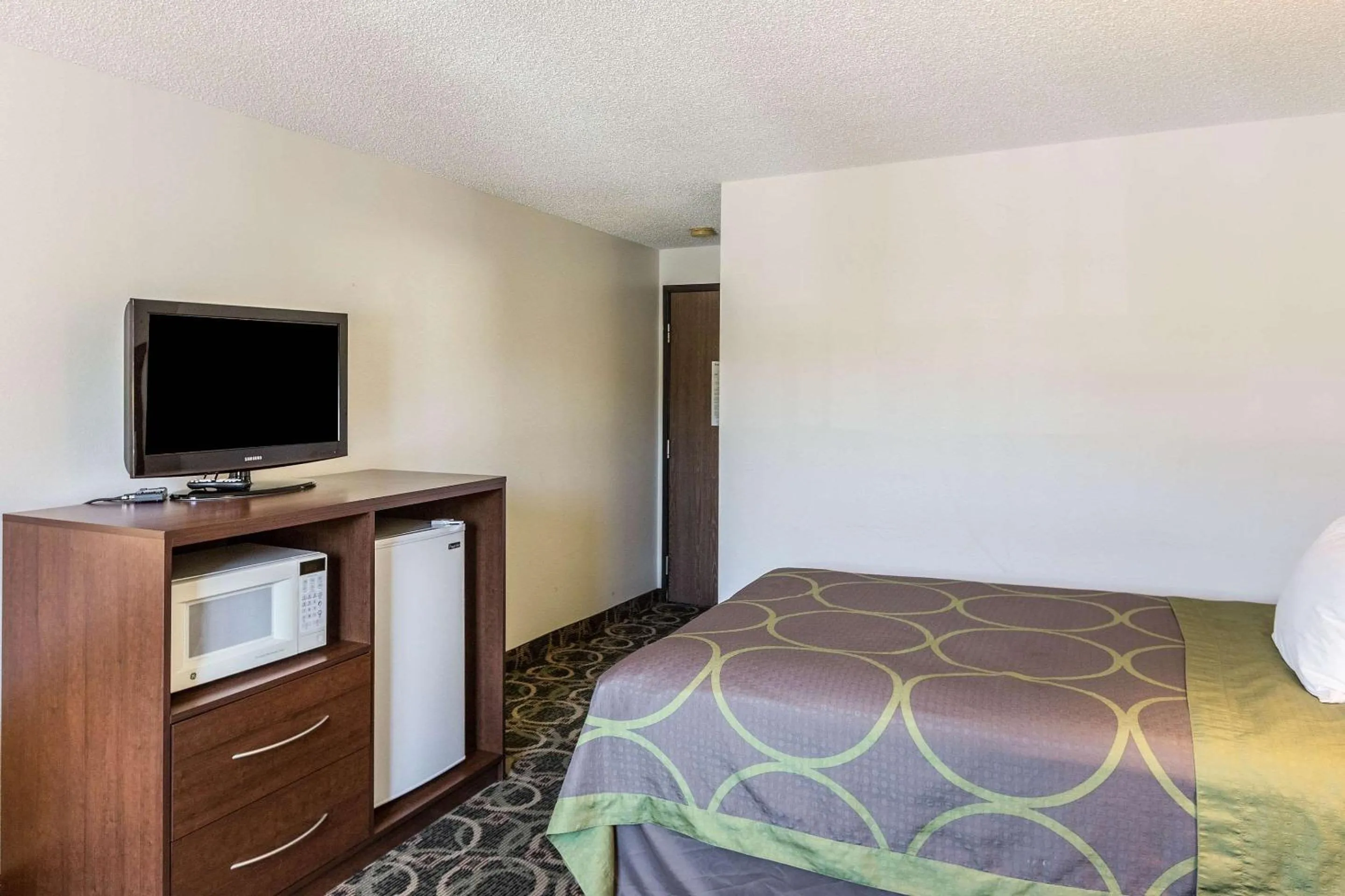 Queen Room - Non-Smoking in Rodeway Inn