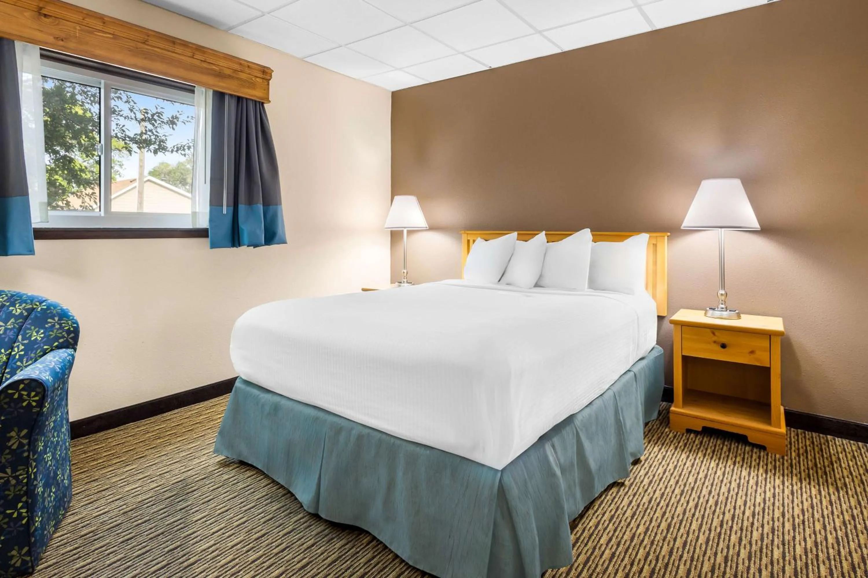 Queen Room  with Interior Entrance - Second Floor/Non-Smoking in Best Western Lee's Motor Inn