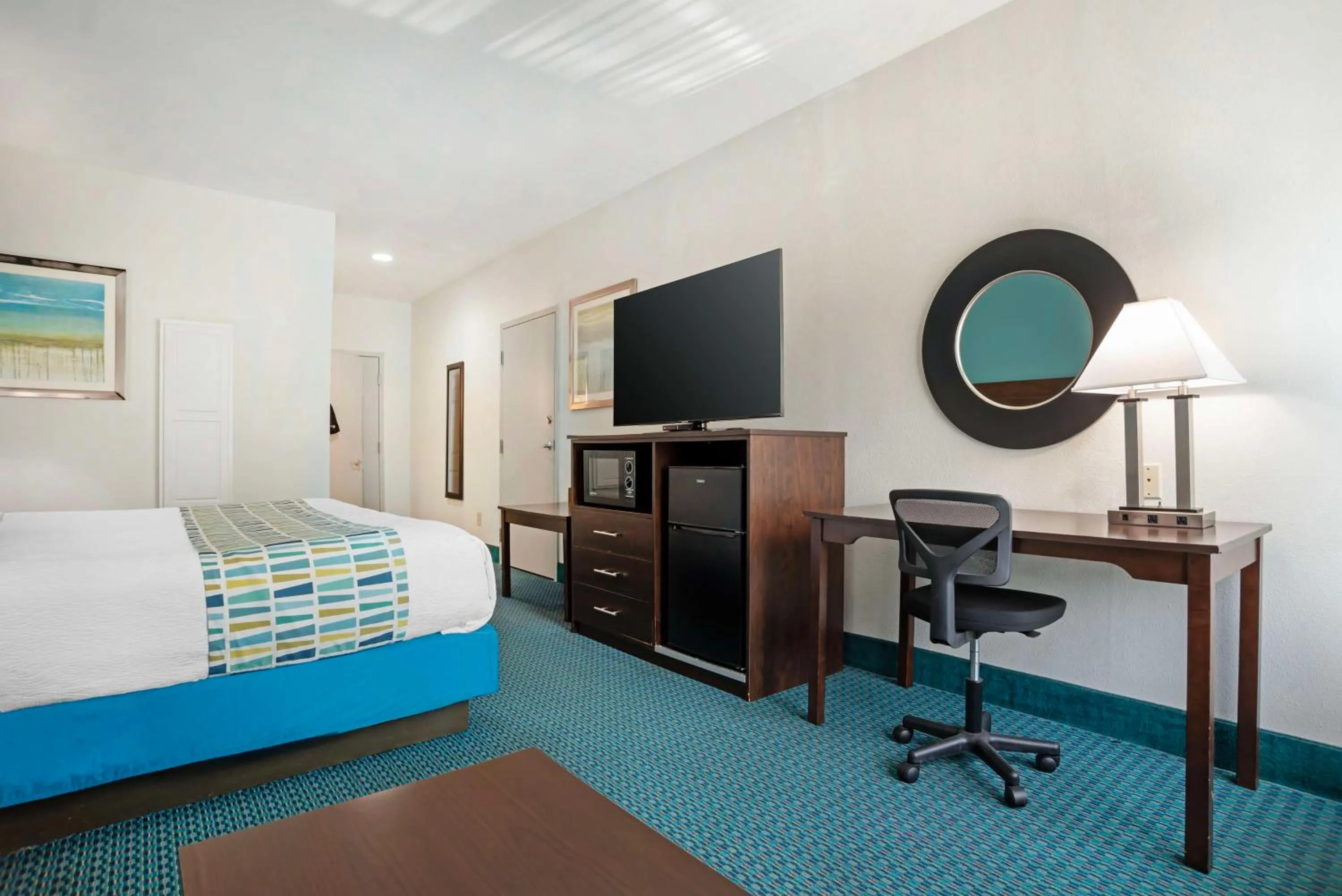 King Room with Roll-in Shower - Disability Access/Non-Smoking in Best Western Plus Blue Angel Inn