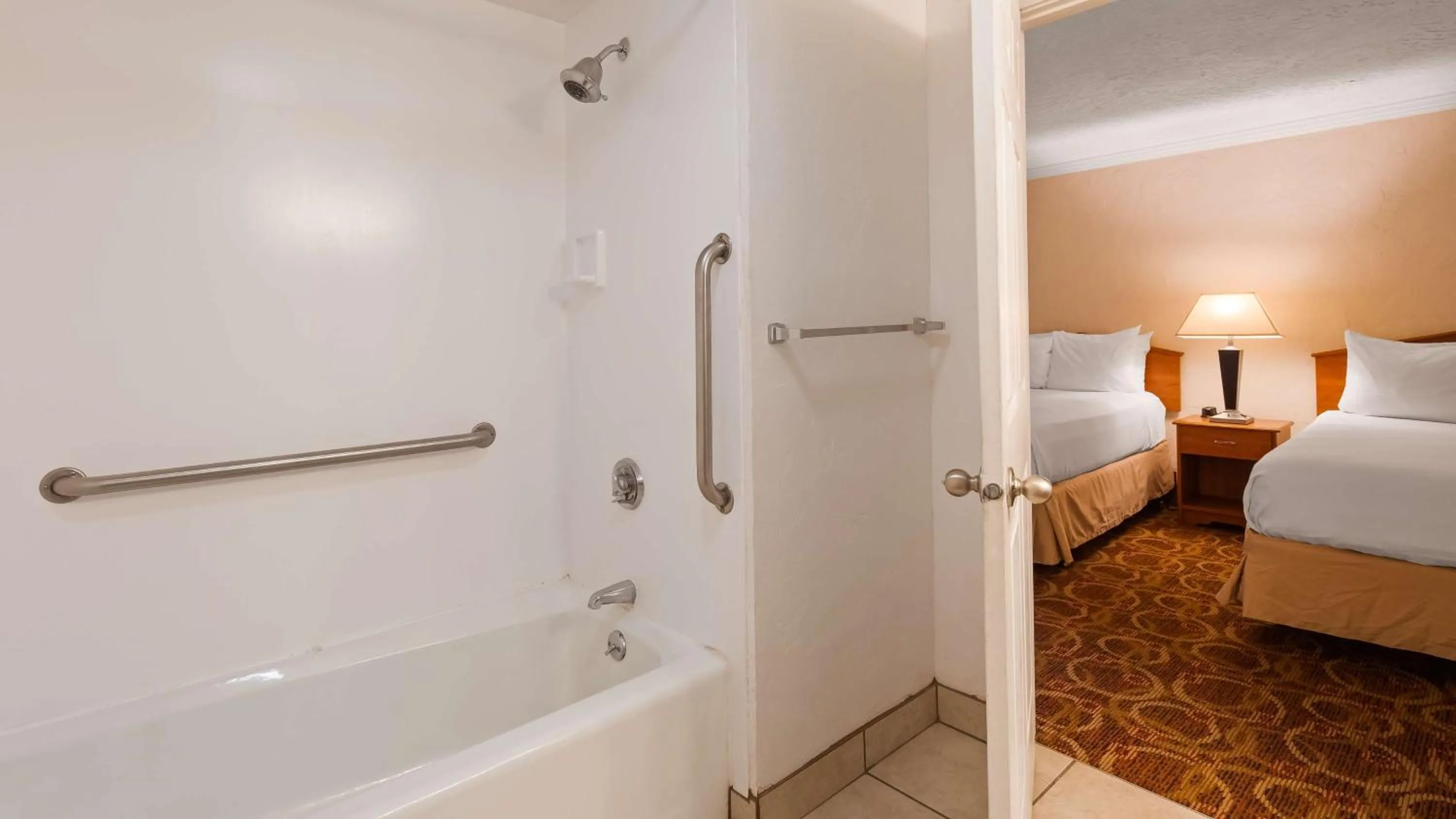 Suite with Two Double Beds - Disability Access/Bath Tub in Sturgis Lodge and Suites