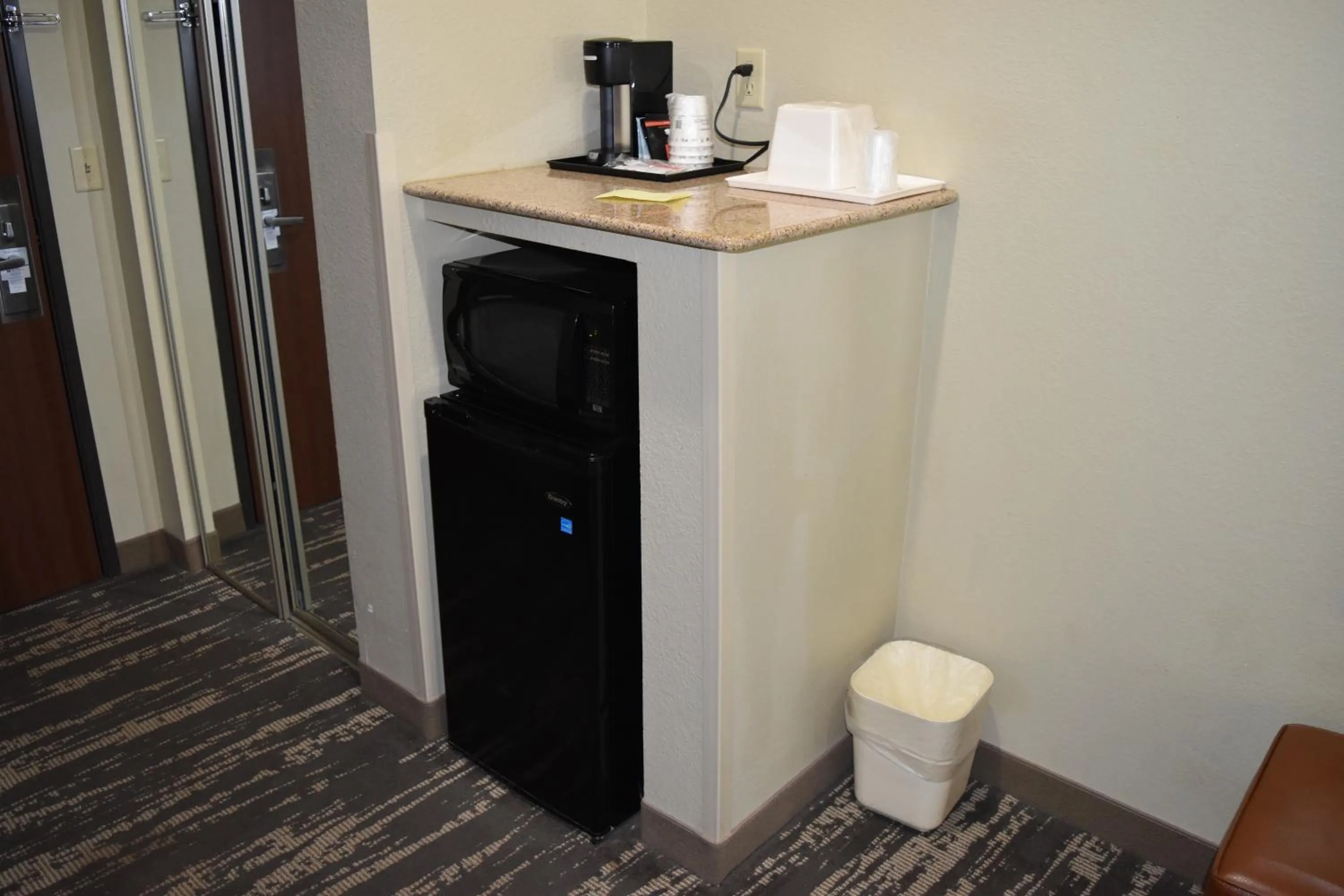 King Room with Roll-In Shower - Disability Access in Best Western Oasis Inn