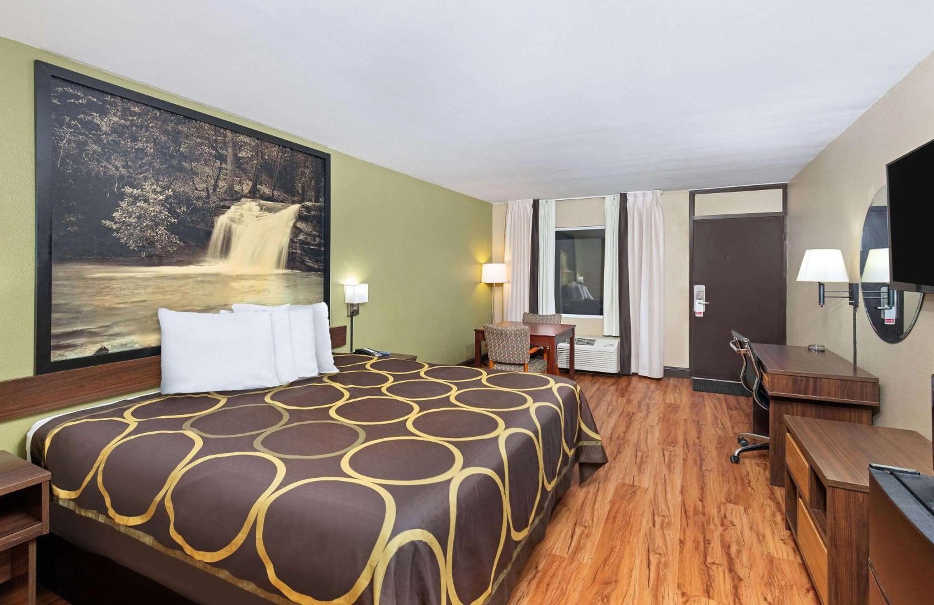 King Room - Non-Smoking in Super 8 by Wyndham Kingsport