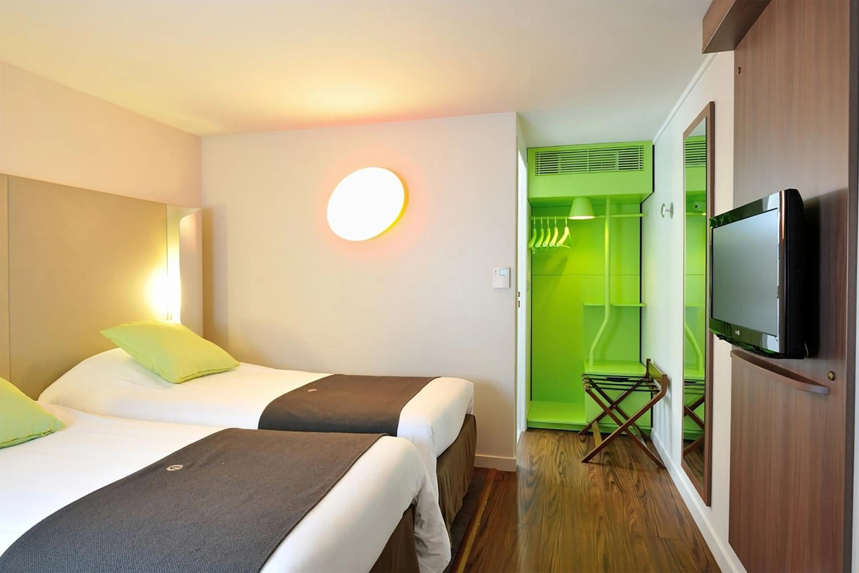 Standard Twin Room in Campanile Orange Centre sortie 21 sur A7 A9