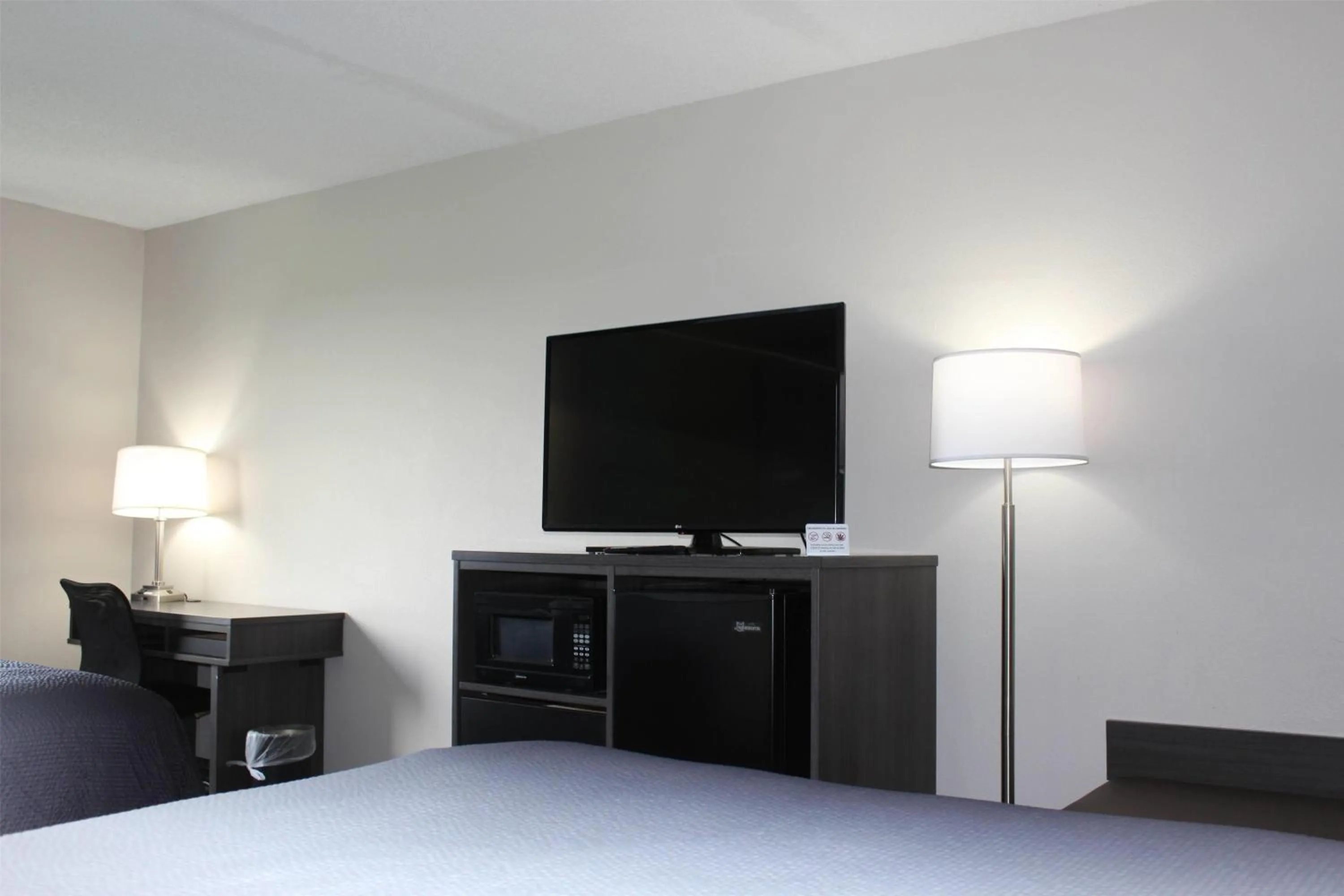 Queen Room with Two Queen Beds - Non-Smoking in Super 8 by Wyndham Gardner