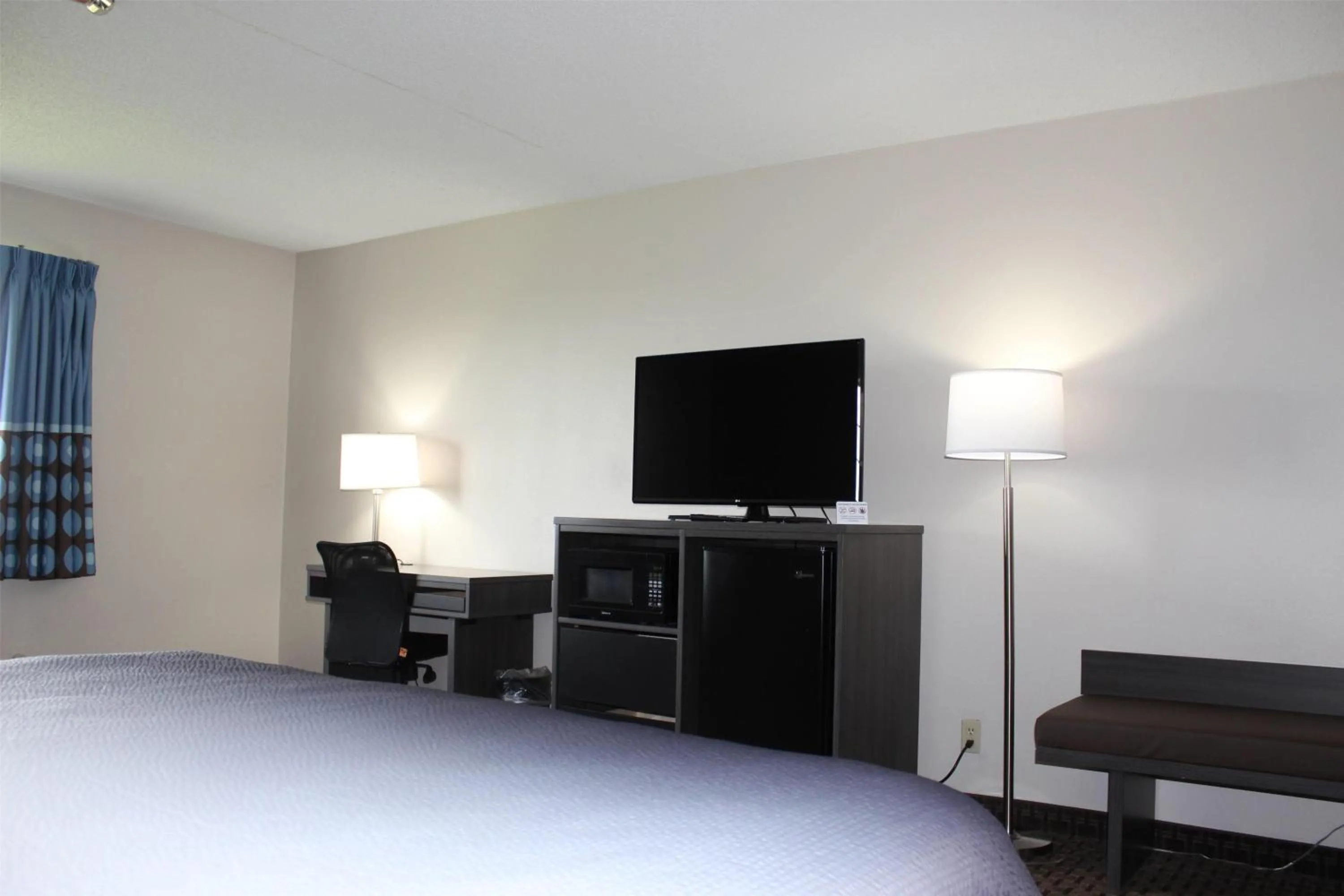 King Suite - Non-Smoking in Super 8 by Wyndham Gardner