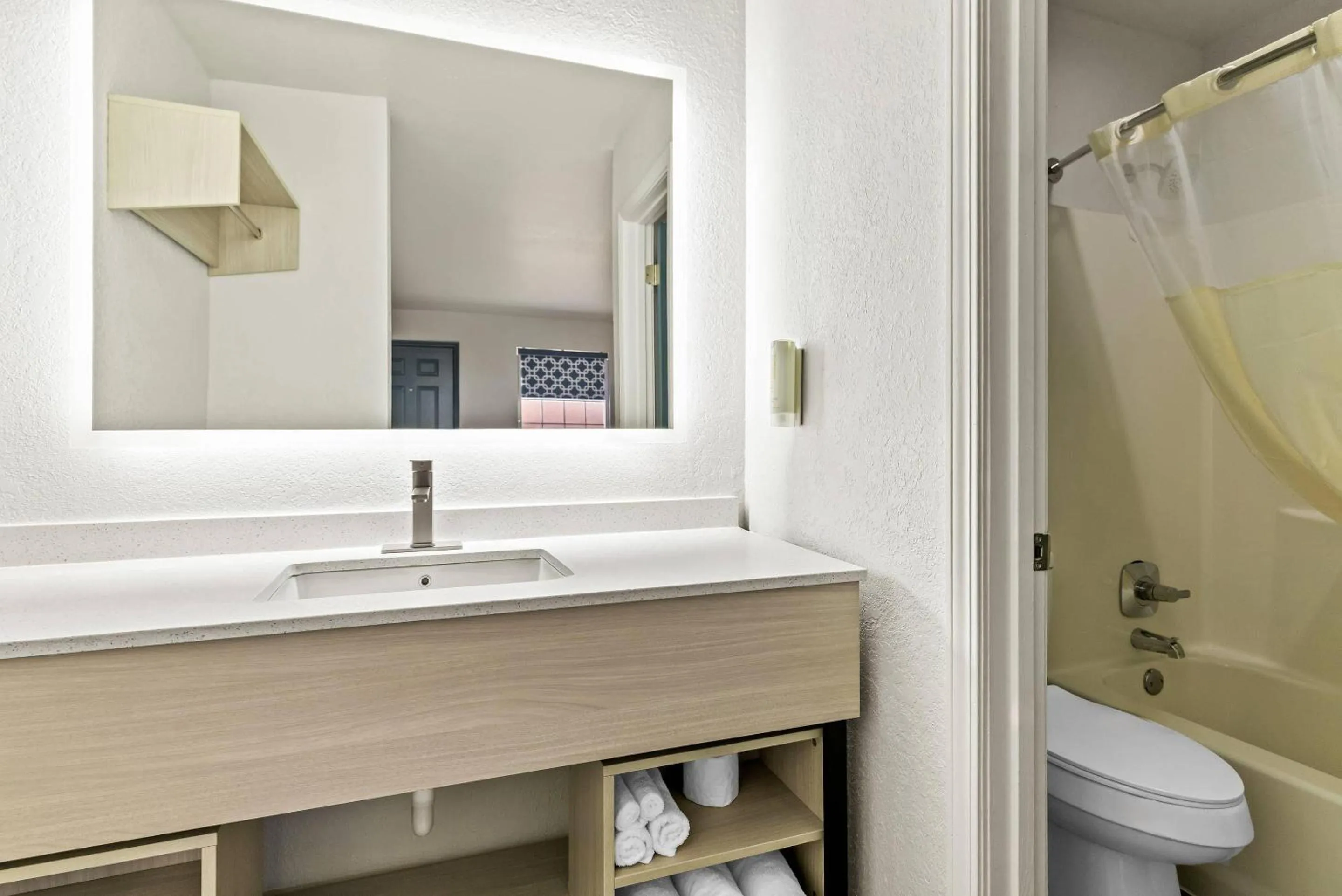 King Room - Non Smoking in Rodeway Inn Muskogee