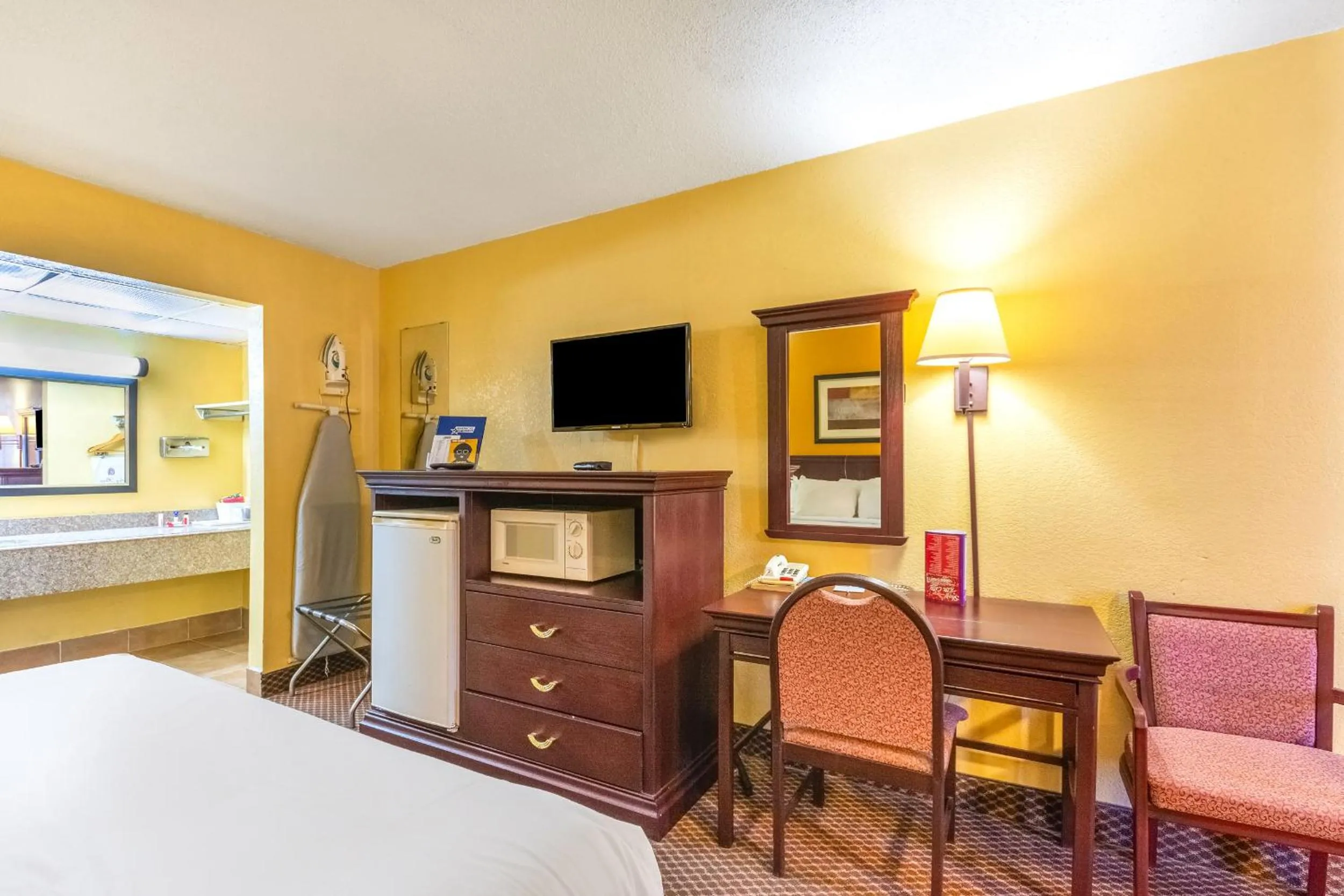 Standard King Room - single occupancy - Smoking in Americas Best Value Inn of Elk City