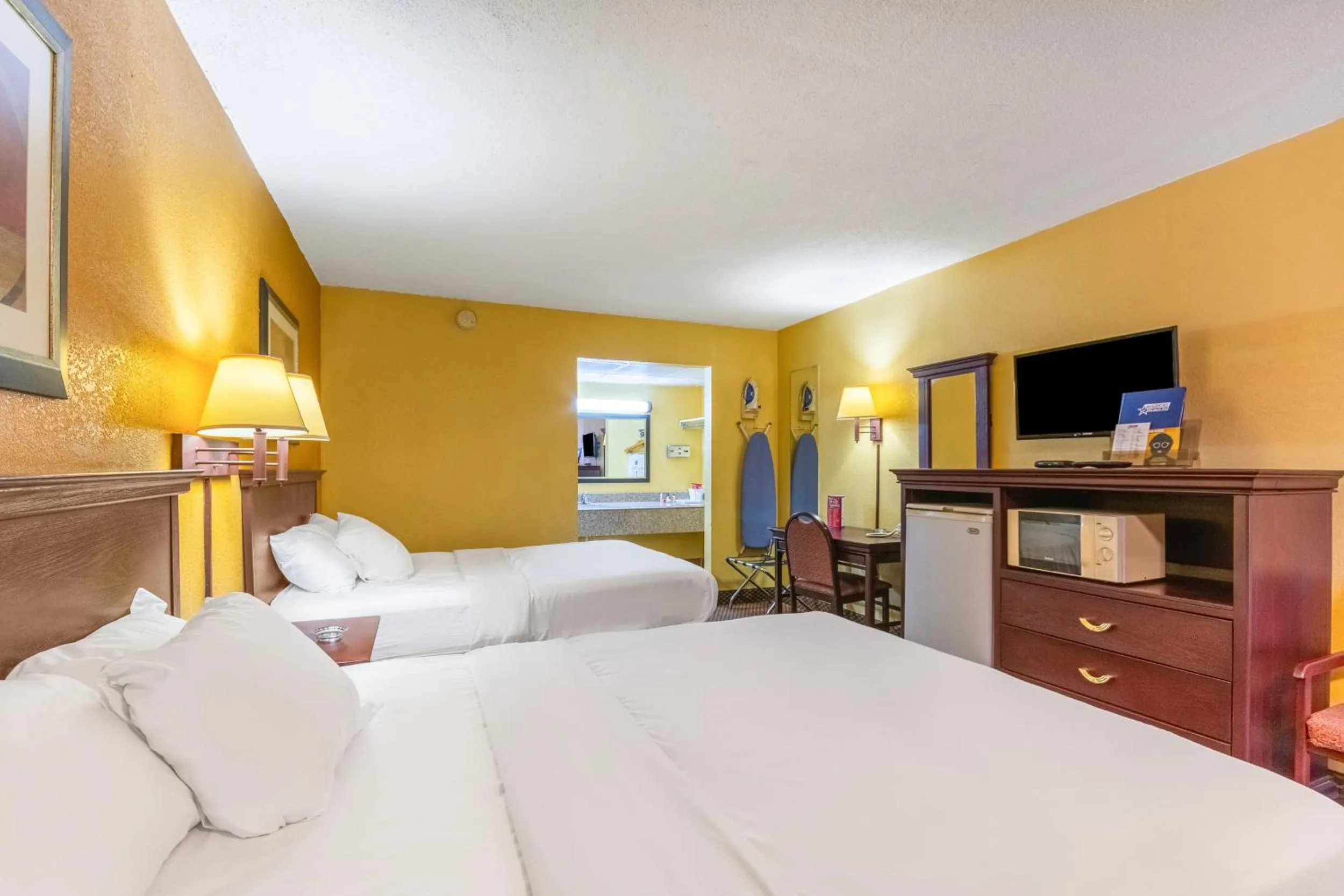 Queen Room with Two Queen Beds - single occupancy - Smoking in Americas Best Value Inn of Elk City