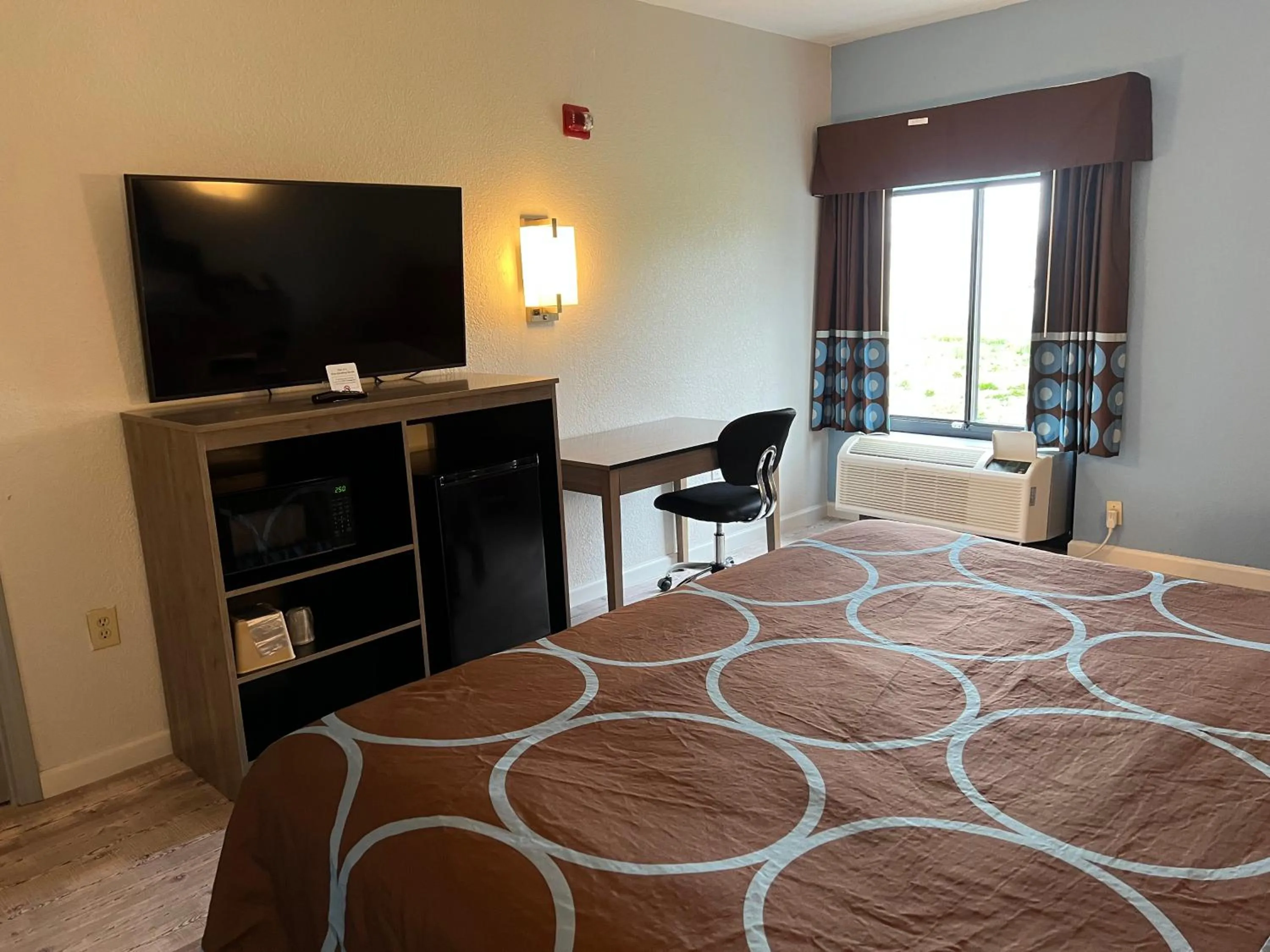 King Room - Non-Smoking in Super 8 by Wyndham Clemmons - Bermuda Run - Winston-Salem I-40