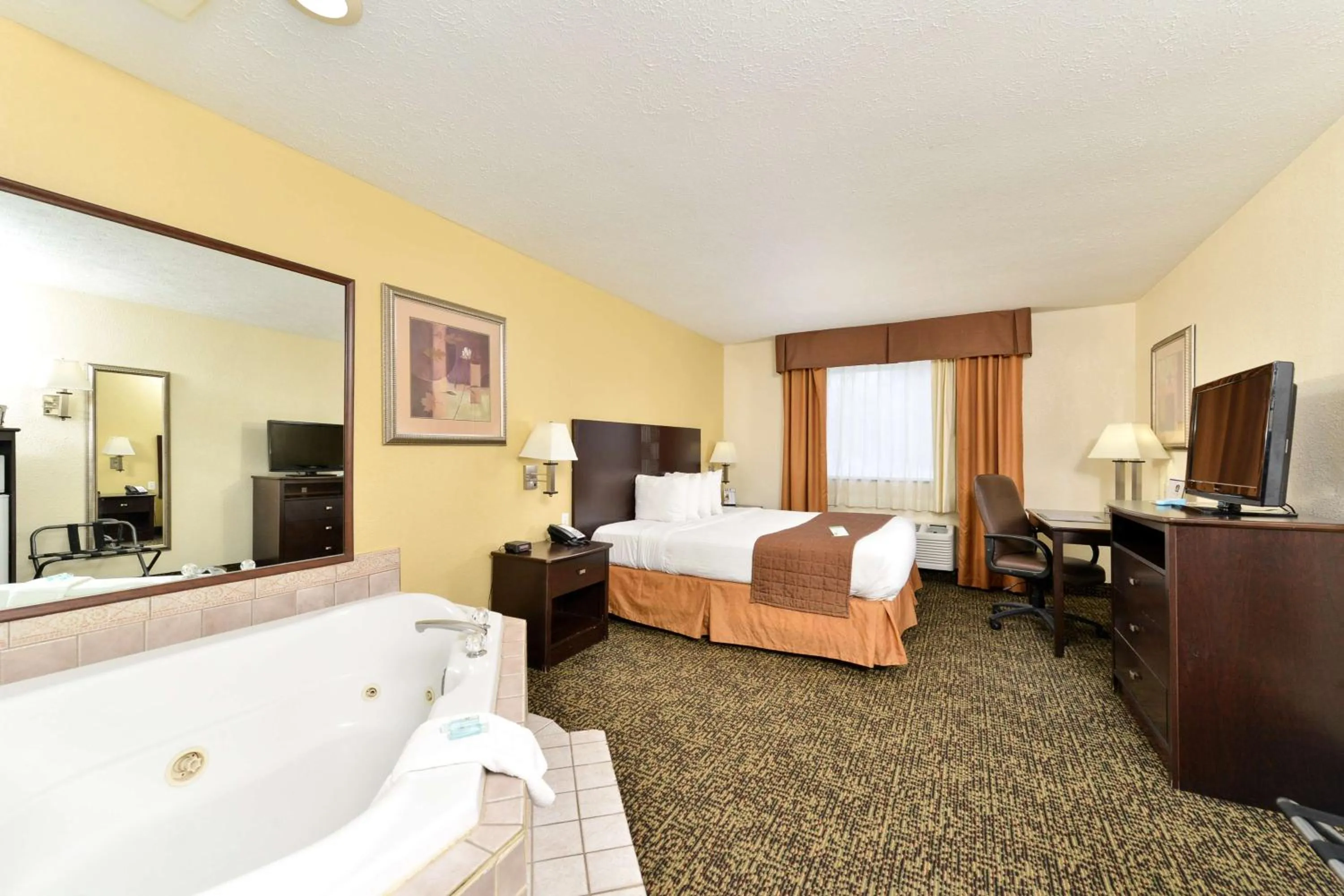 King Room with Hot Tub - Non-Smoking in Best Western Elyria