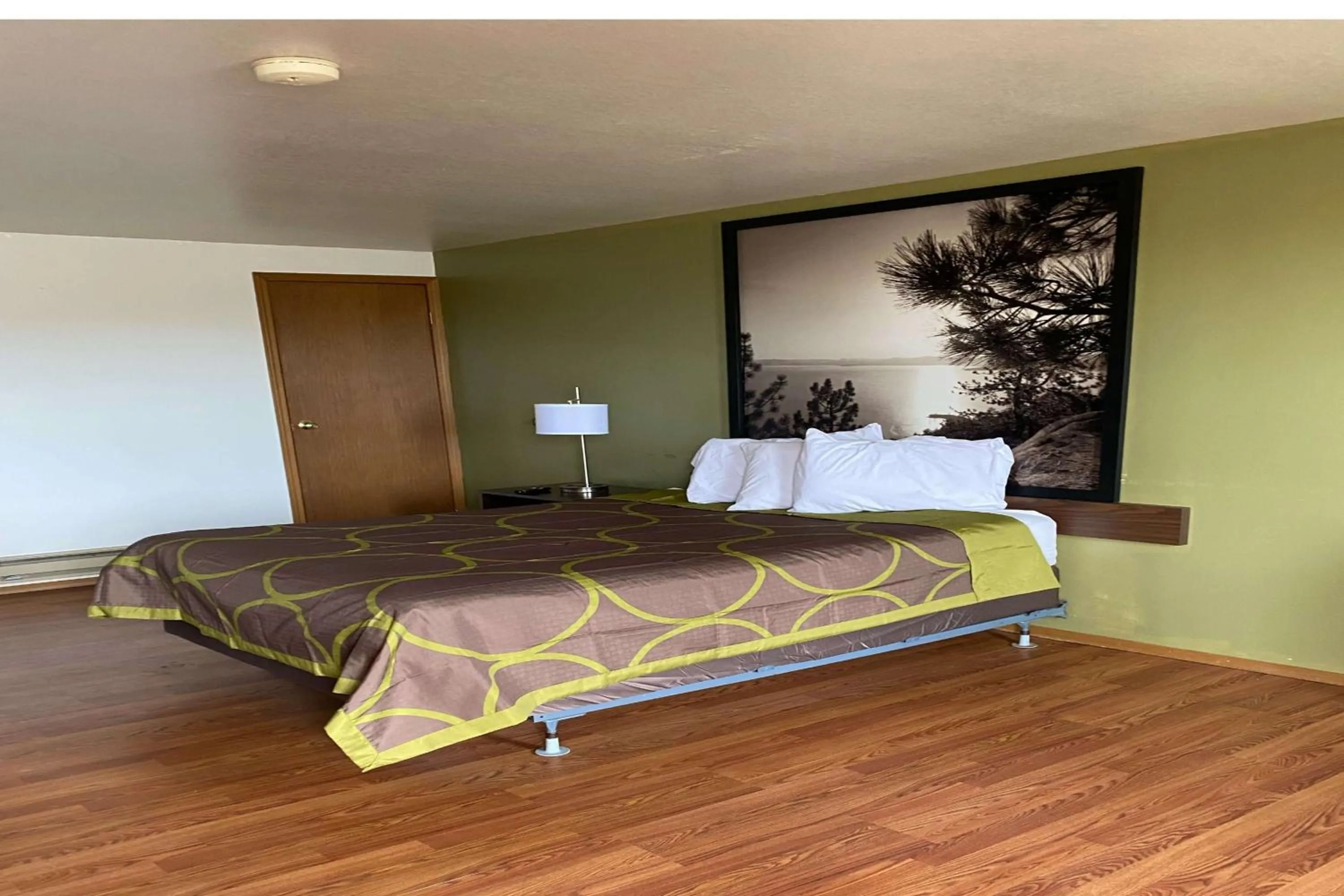 King Room - Non-Smoking in Super 8 by Wyndham Wells