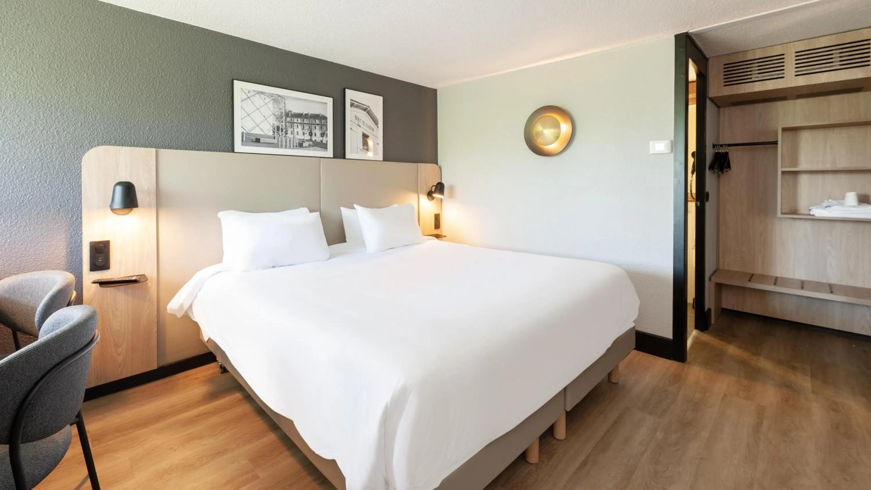 Superior Room - 1 King Bed in Campanile NATURE - Mont de Marsan