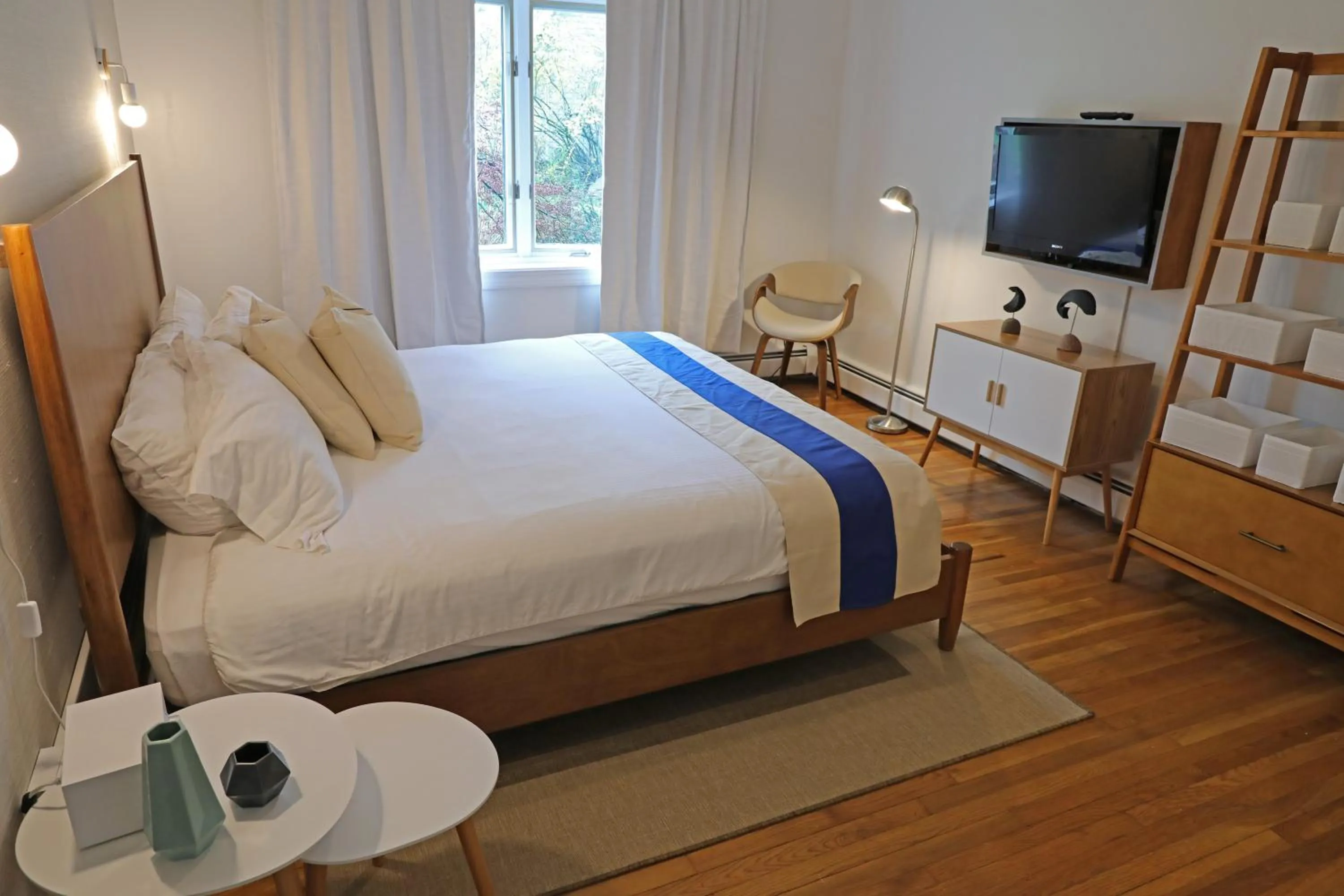 Deluxe King Room in The Hotel Marblehead