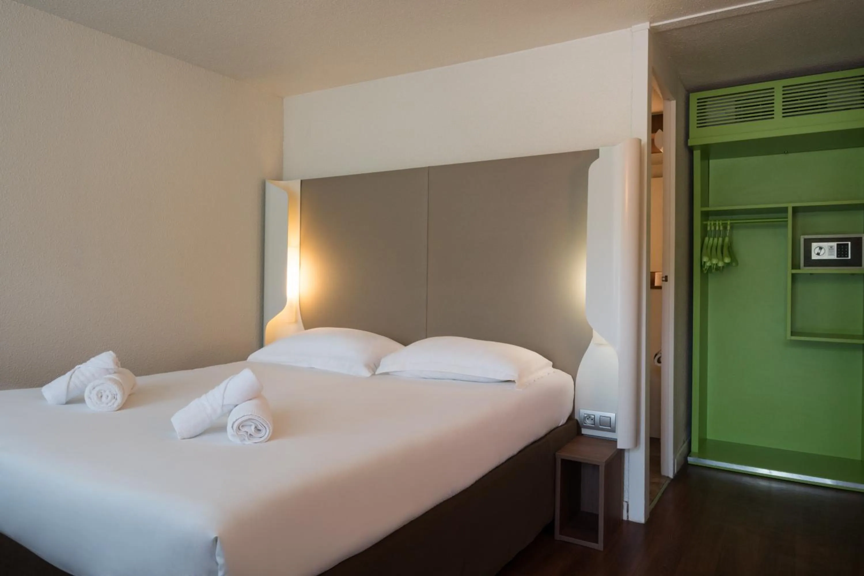 Quadruple Room in The Originals Access, Hôtel Foix