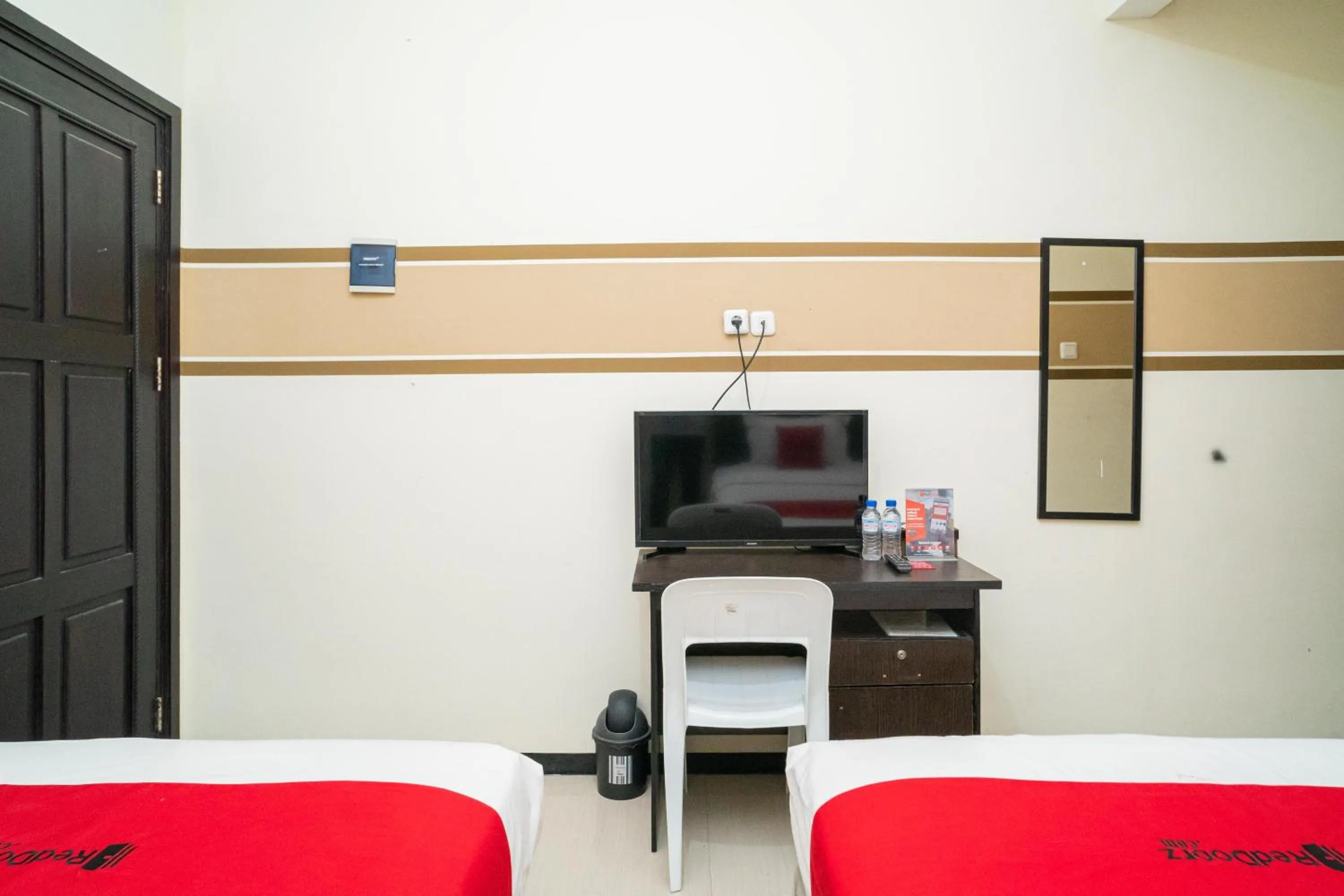 Twin Room in RedDoorz Syariah near Marvel City Mall 2