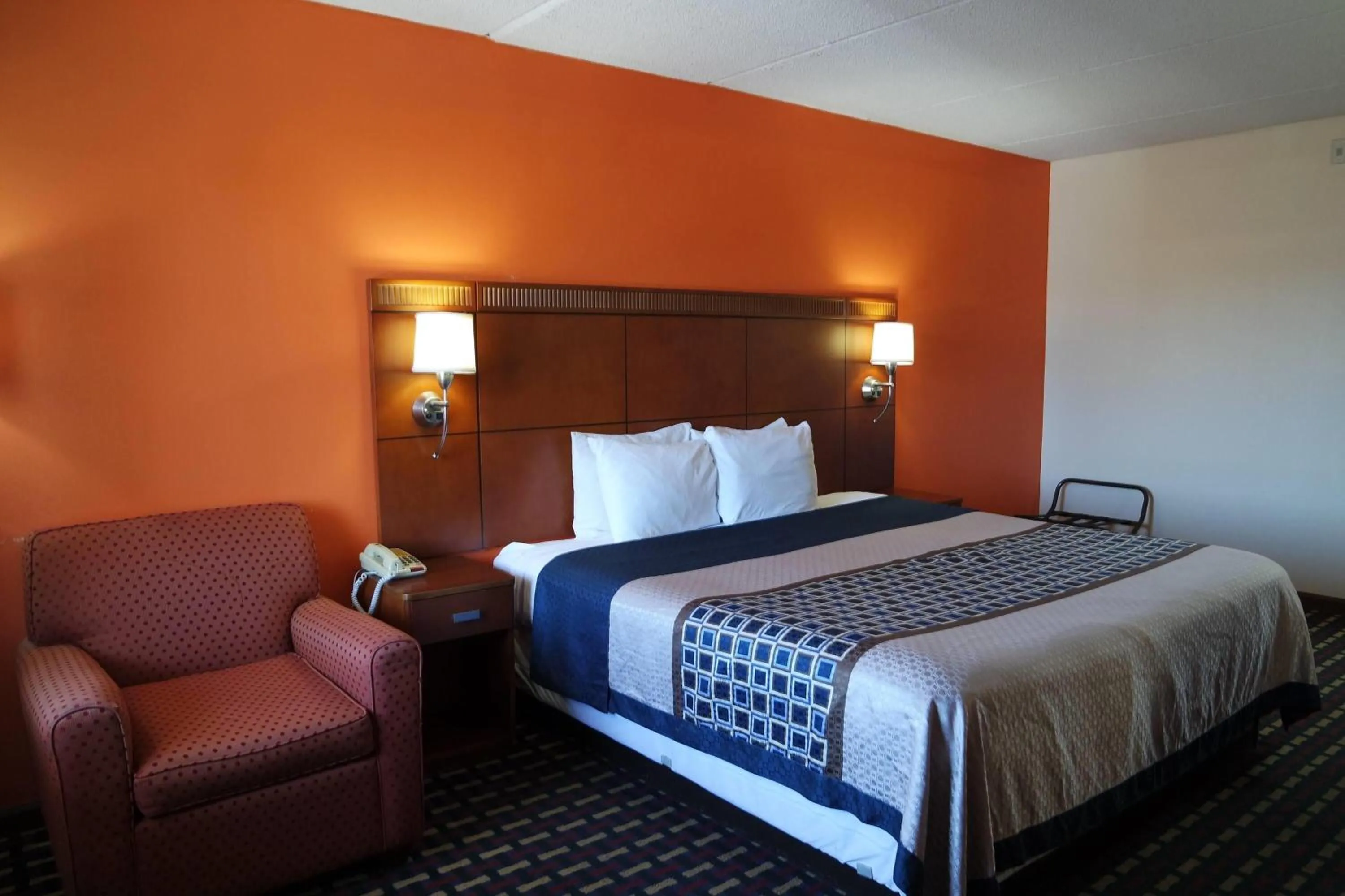 King Room - Disability Access/Non-Smoking in Howard Johnson by Wyndham Perry GA