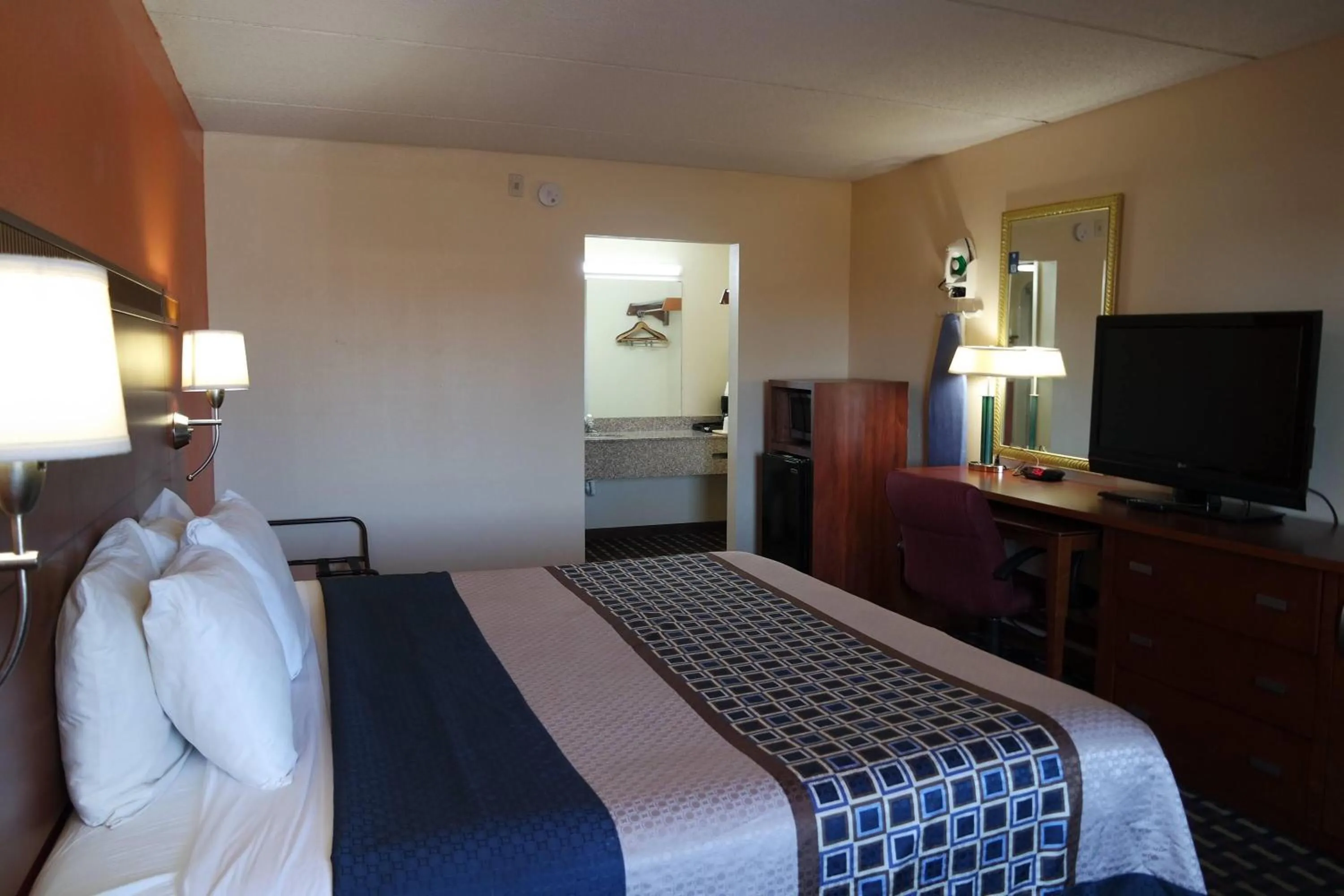 King Room - Non-Smoking in Howard Johnson by Wyndham Perry GA