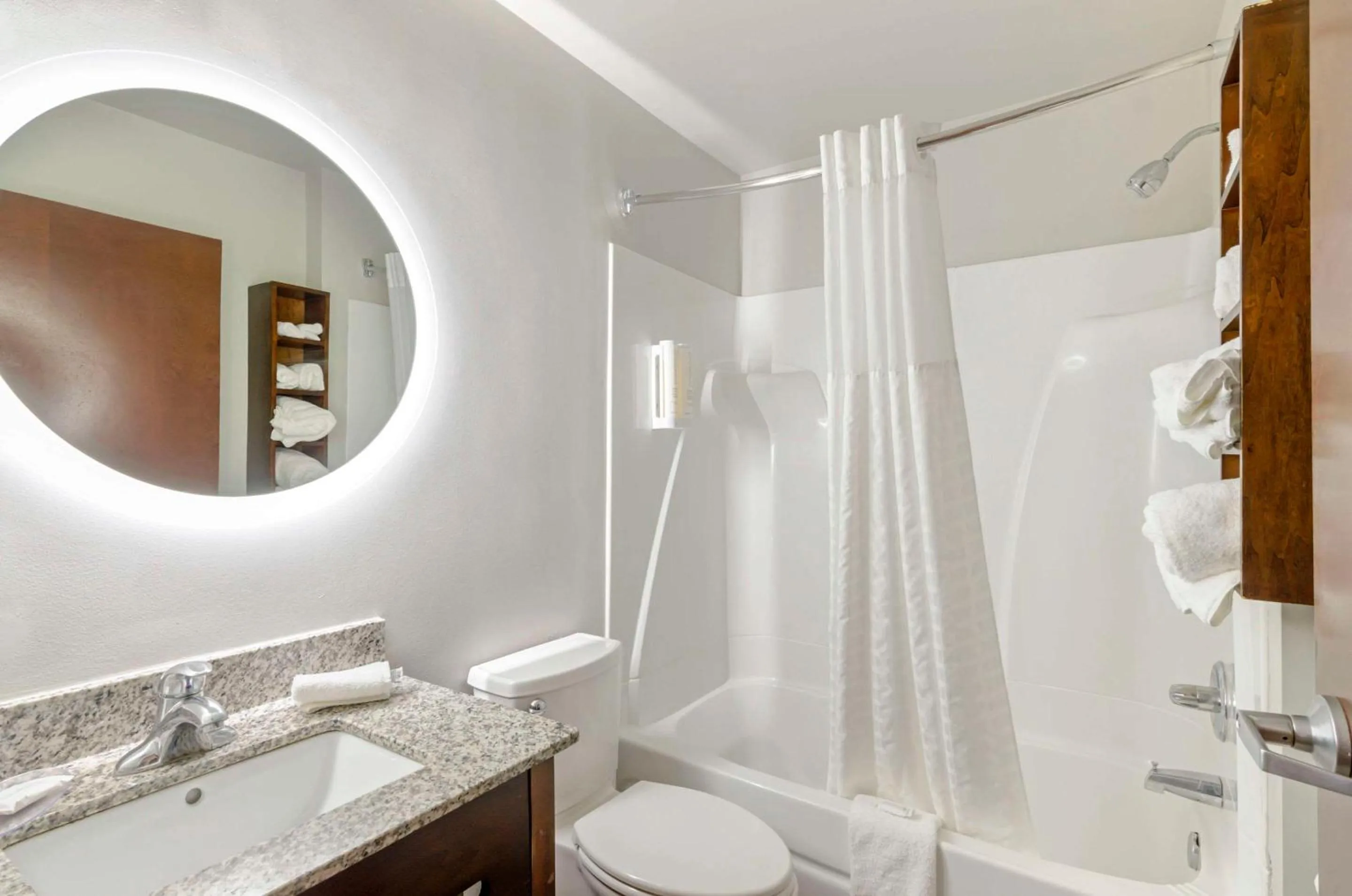 King Suite with Whirlpool - Non-Smoking in Clarion Pointe Staunton East