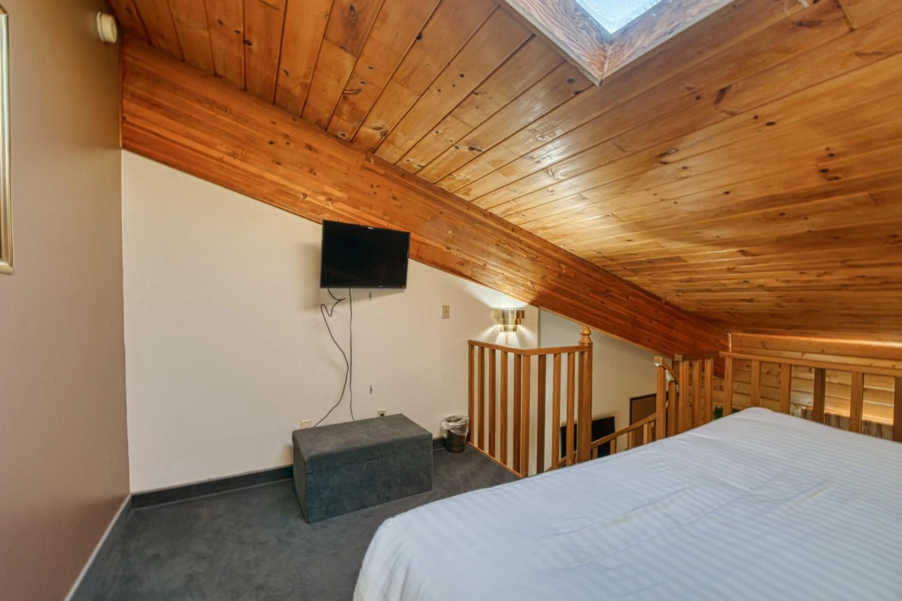 King Suite - Non-Smoking in Super 8 by Wyndham Sturgis