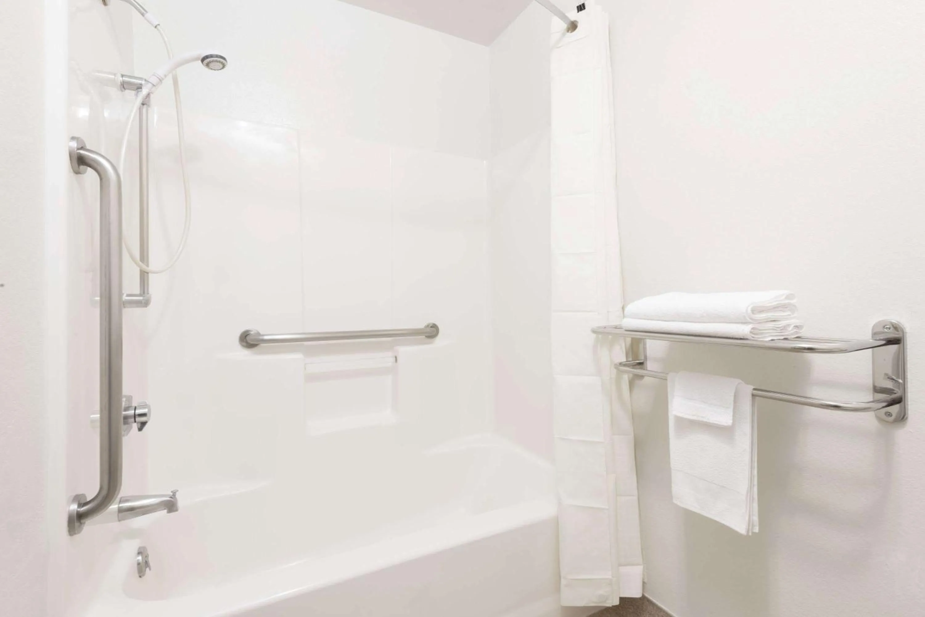 King Room with Bath Tub - Mobility Accessible/Non-Smoking in Super 8 by Wyndham Missoula/Reserve St.