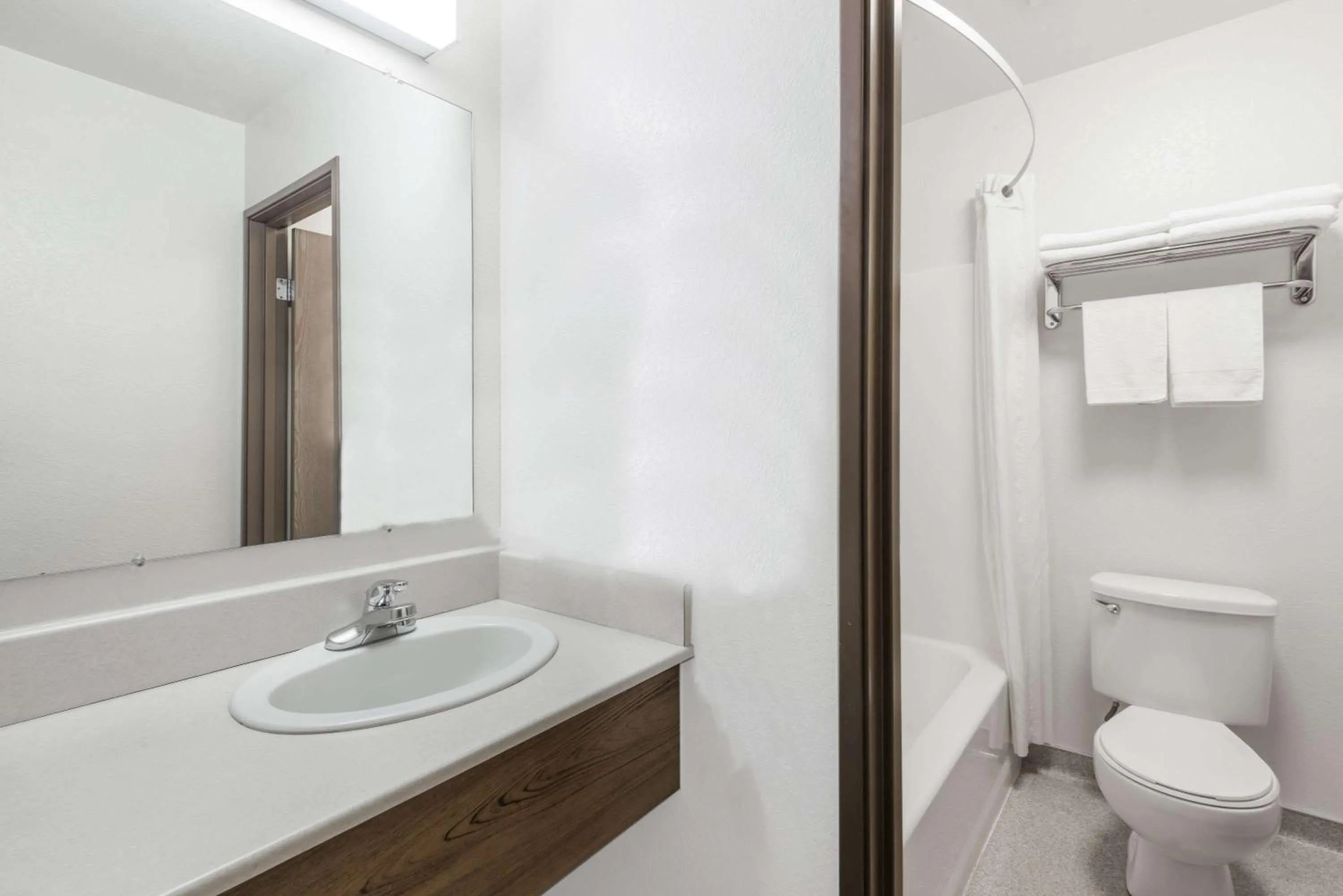 Deluxe Queen Room - Non-Smoking in Super 8 by Wyndham Missoula/Reserve St.