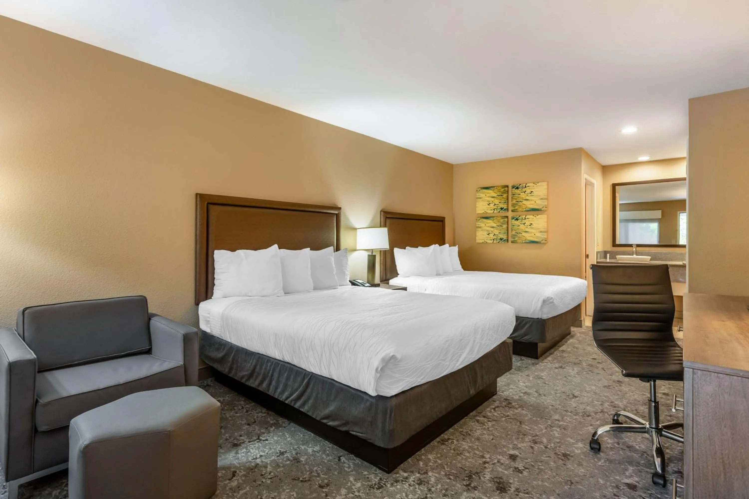 Queen Room with Two Queen Beds in Best Western Plus Inn Scotts Valley