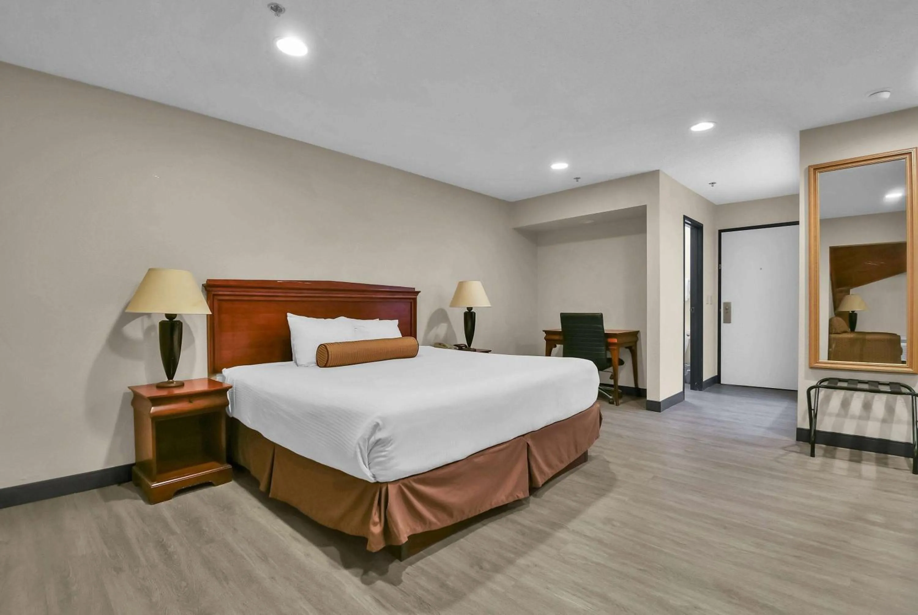 King Suite - Non Smoking in Baymont by Wyndham Zanesville