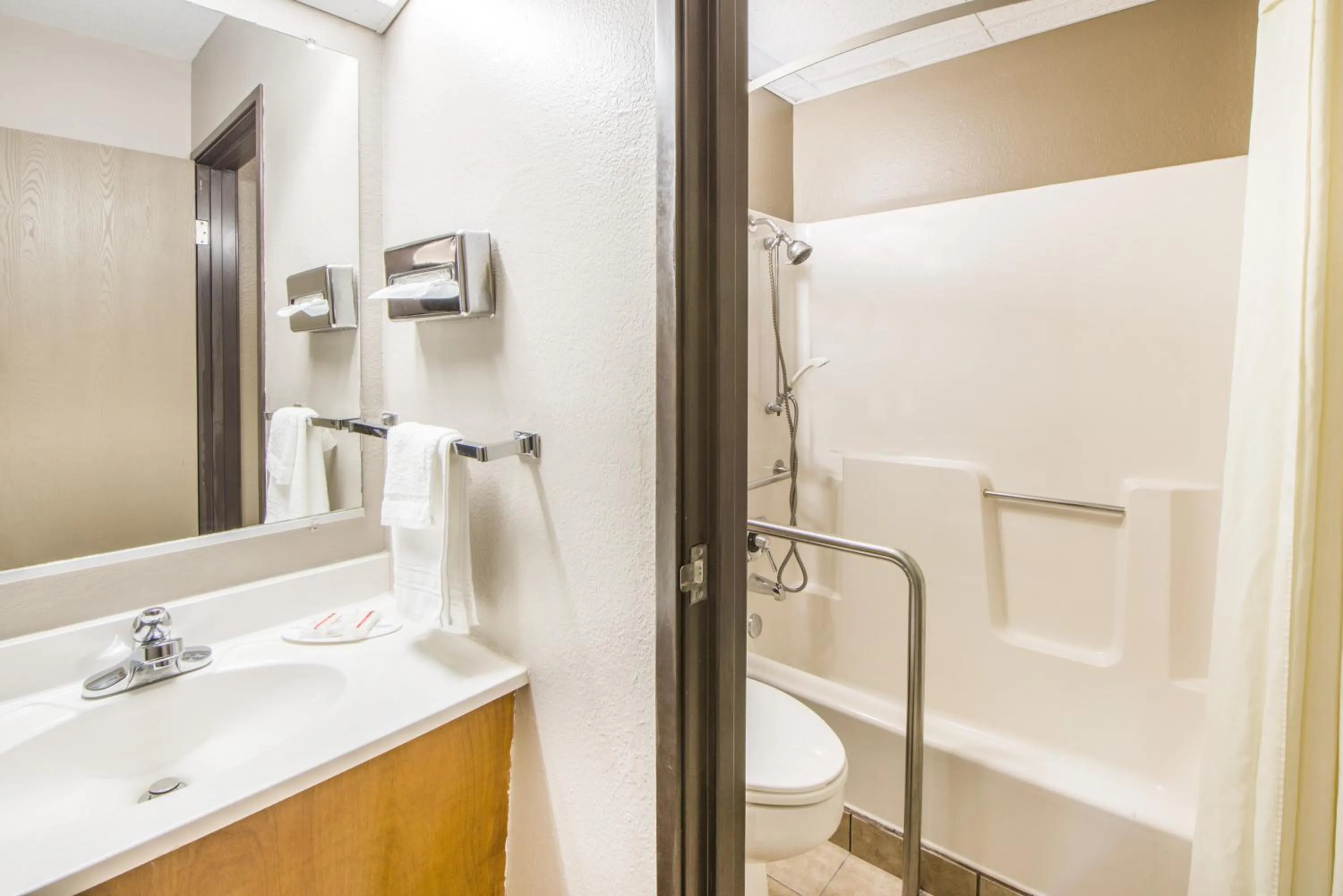 Queen Room - Disability Access/Smoking in Super 8 by Wyndham Nevada