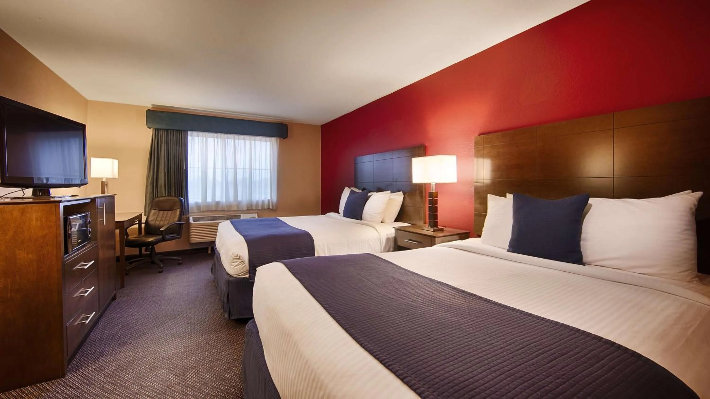 Queen Room with Two Queen Beds - Disability Access/Bath Tub in Best Western Plus Brandywine Inn & Suites