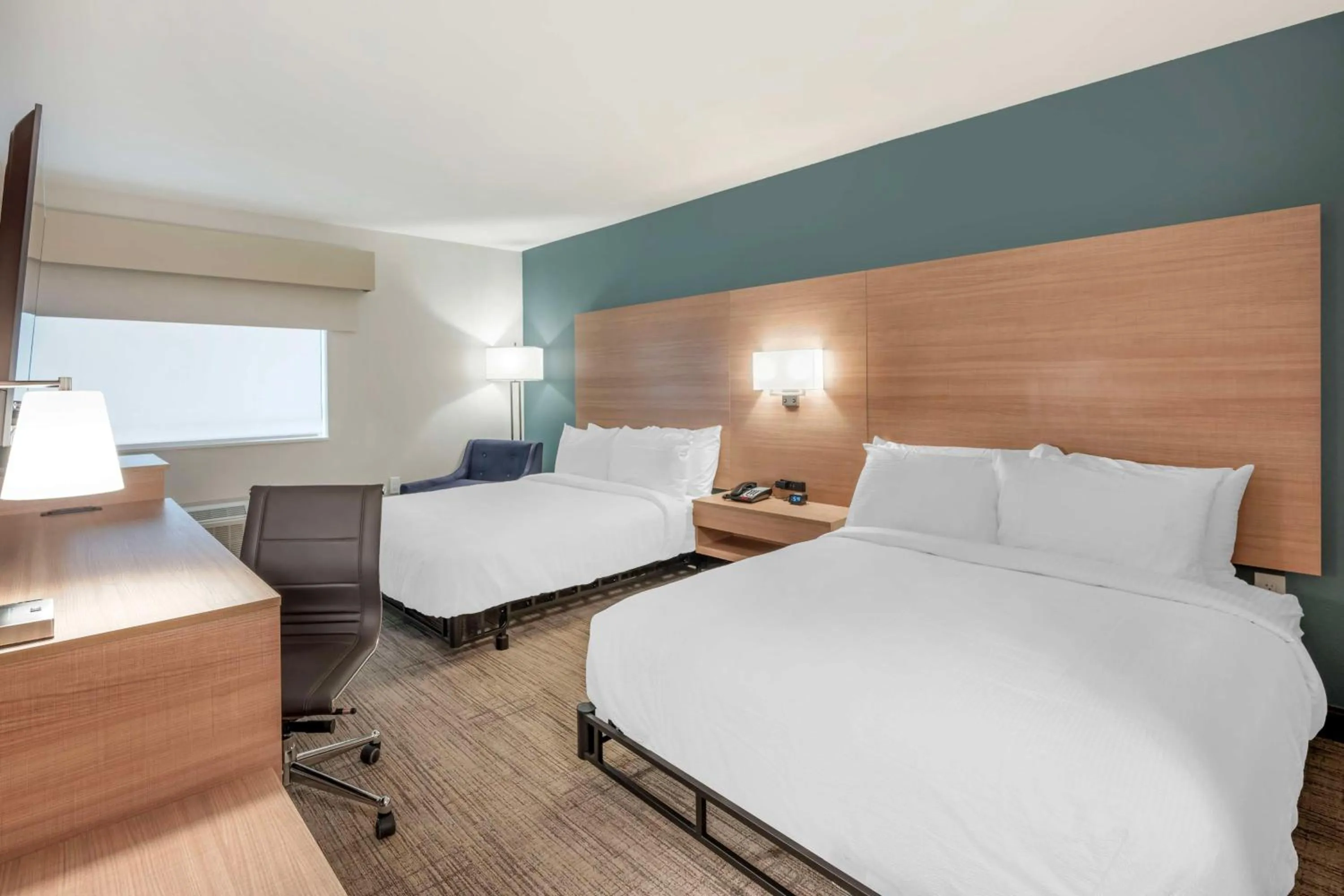 Queen Room with Two Queen Beds and Bath Tub - Disability Access/Non-Smoking  in Best Western River Cities