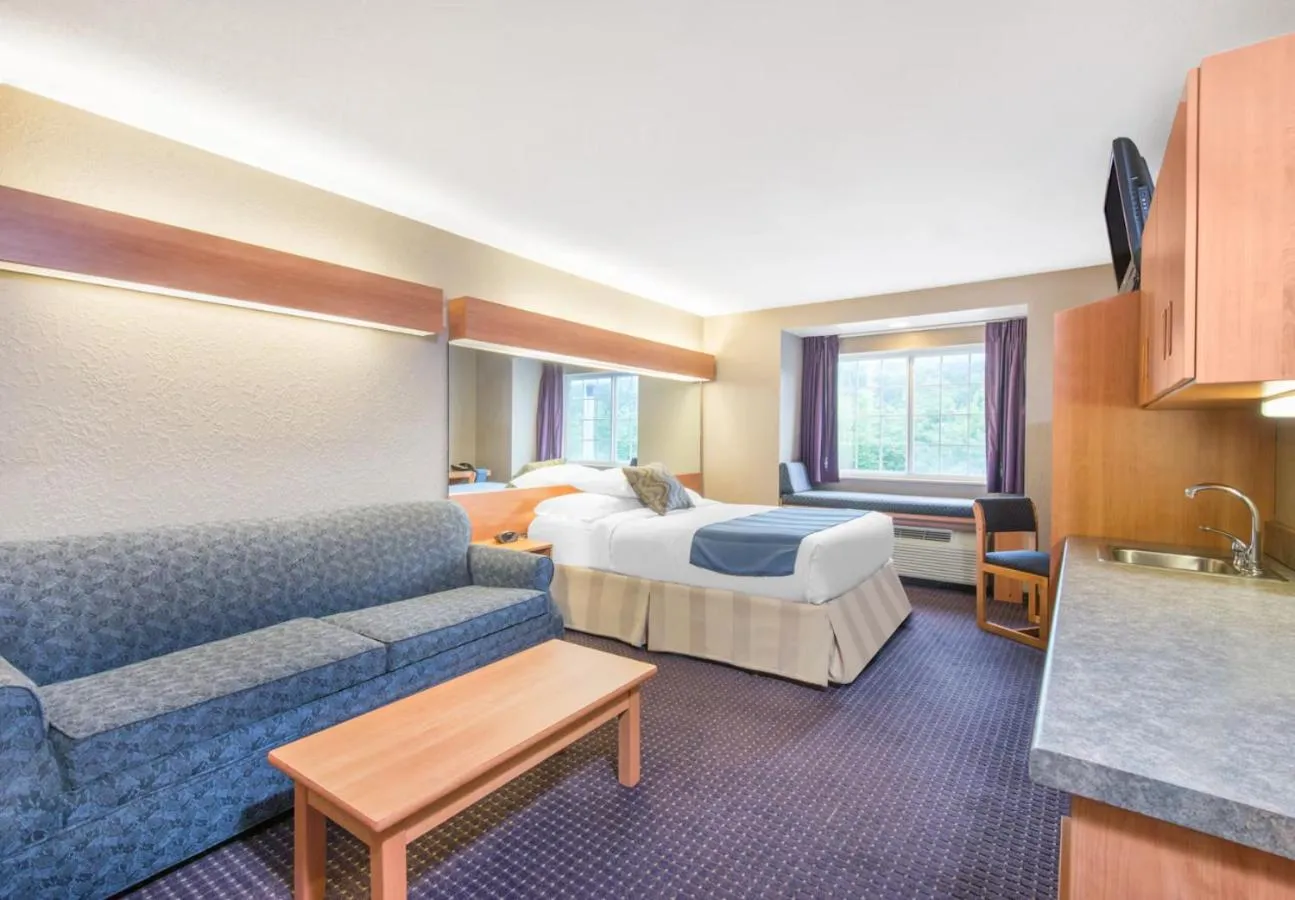 Queen Suite with Bathtub - Mobility/Hearing Accessible - Non-Smoking in Microtel Inn & Suites by Wyndham Hazelton/Bruceton Mills