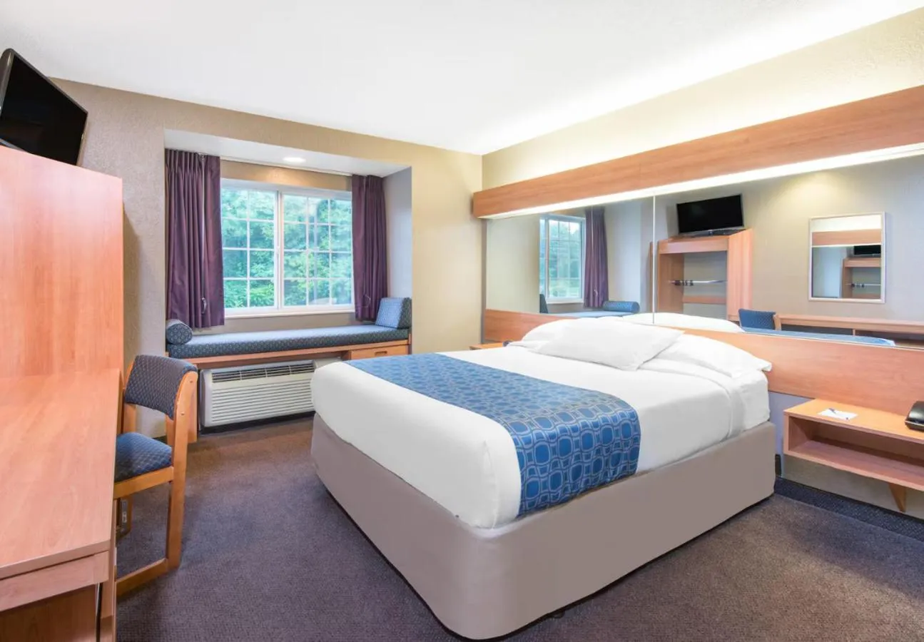 Queen Room with Bathtub - Mobility/Hearing Accessible - Non-Smoking in Microtel Inn & Suites by Wyndham Hazelton/Bruceton Mills