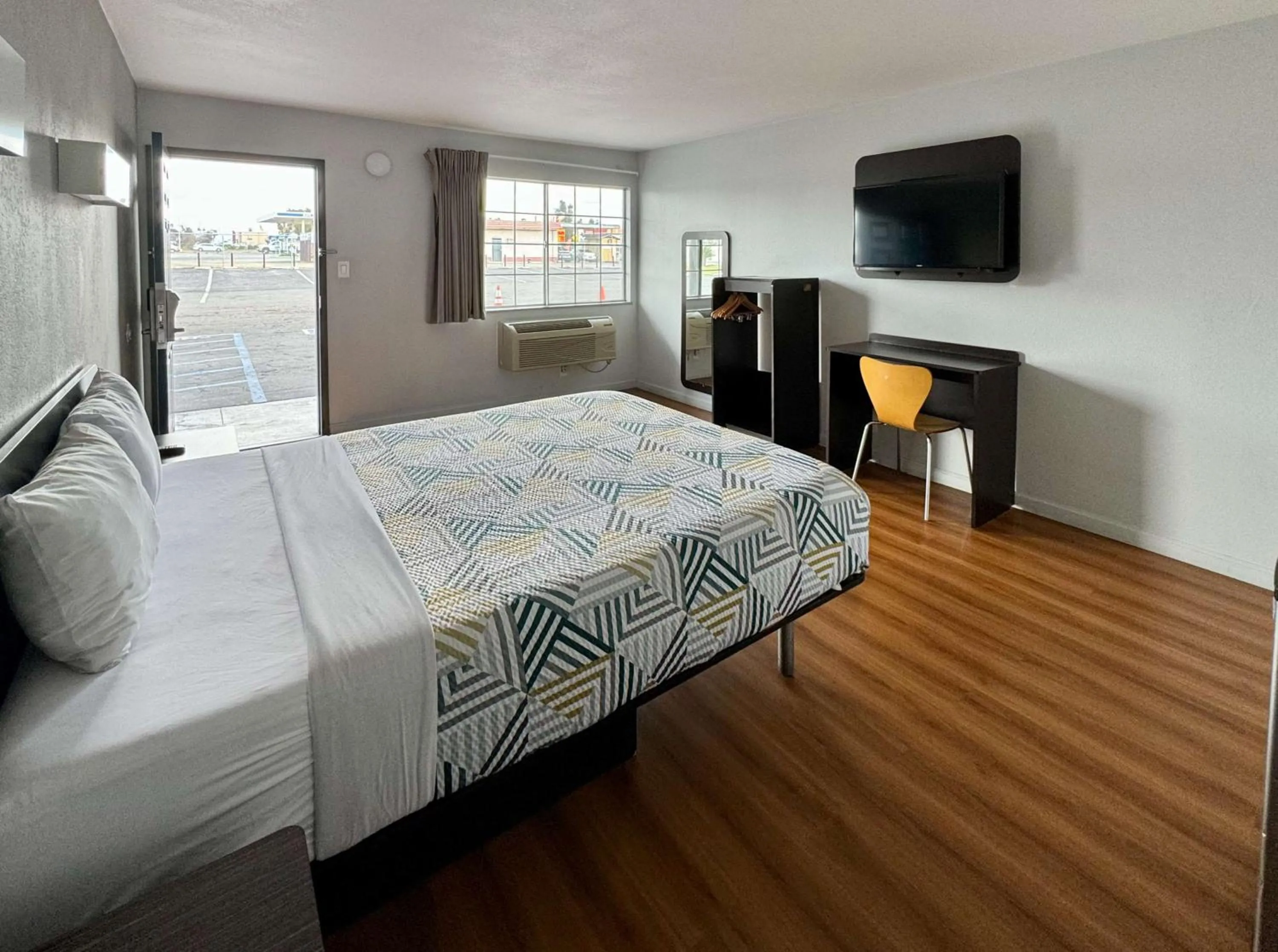 Queen Room - Disability Access - Non-Smoking in Motel 6-Delano, CA