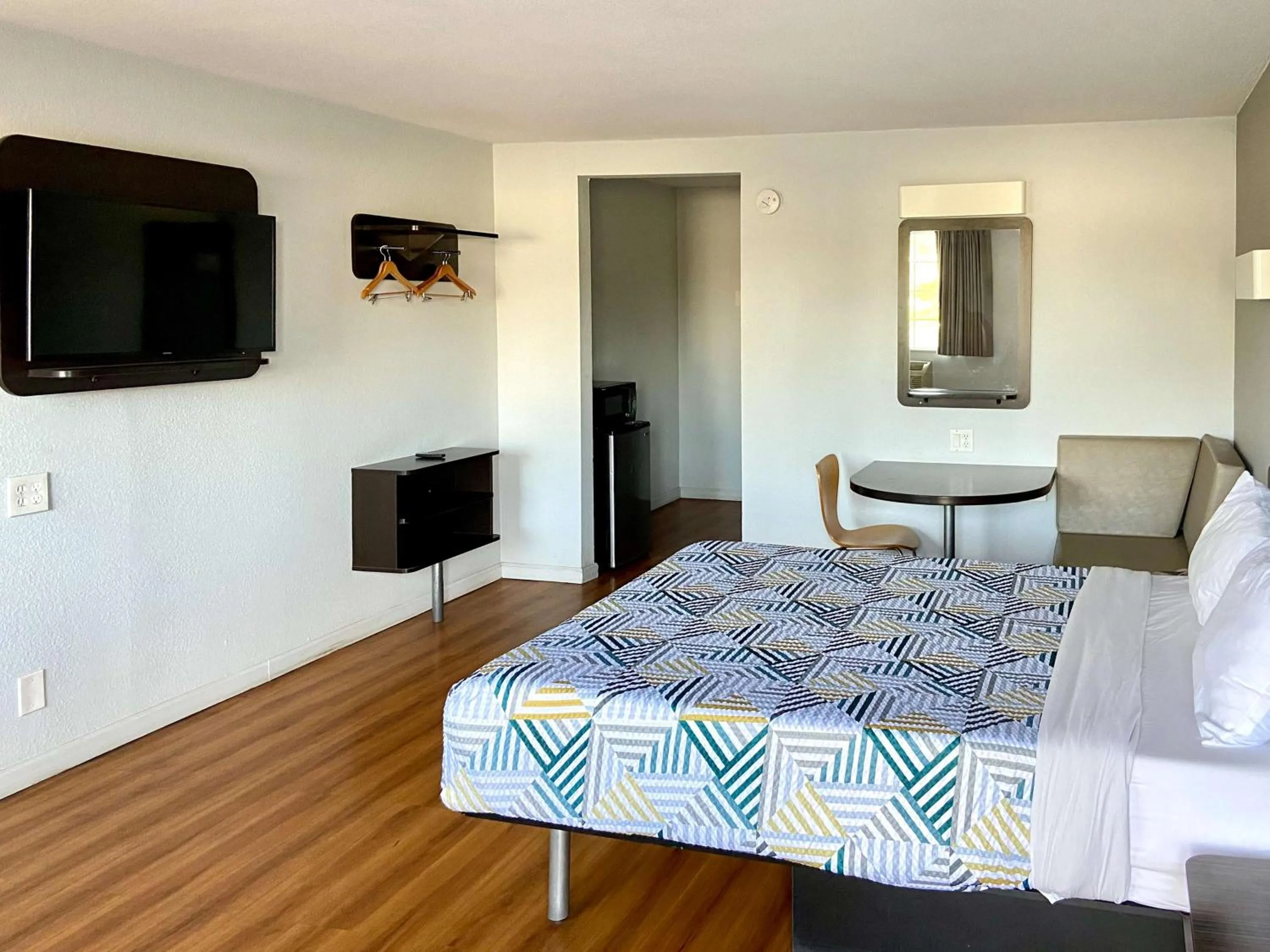 Deluxe Queen Room - Non-Smoking in Motel 6-Delano, CA