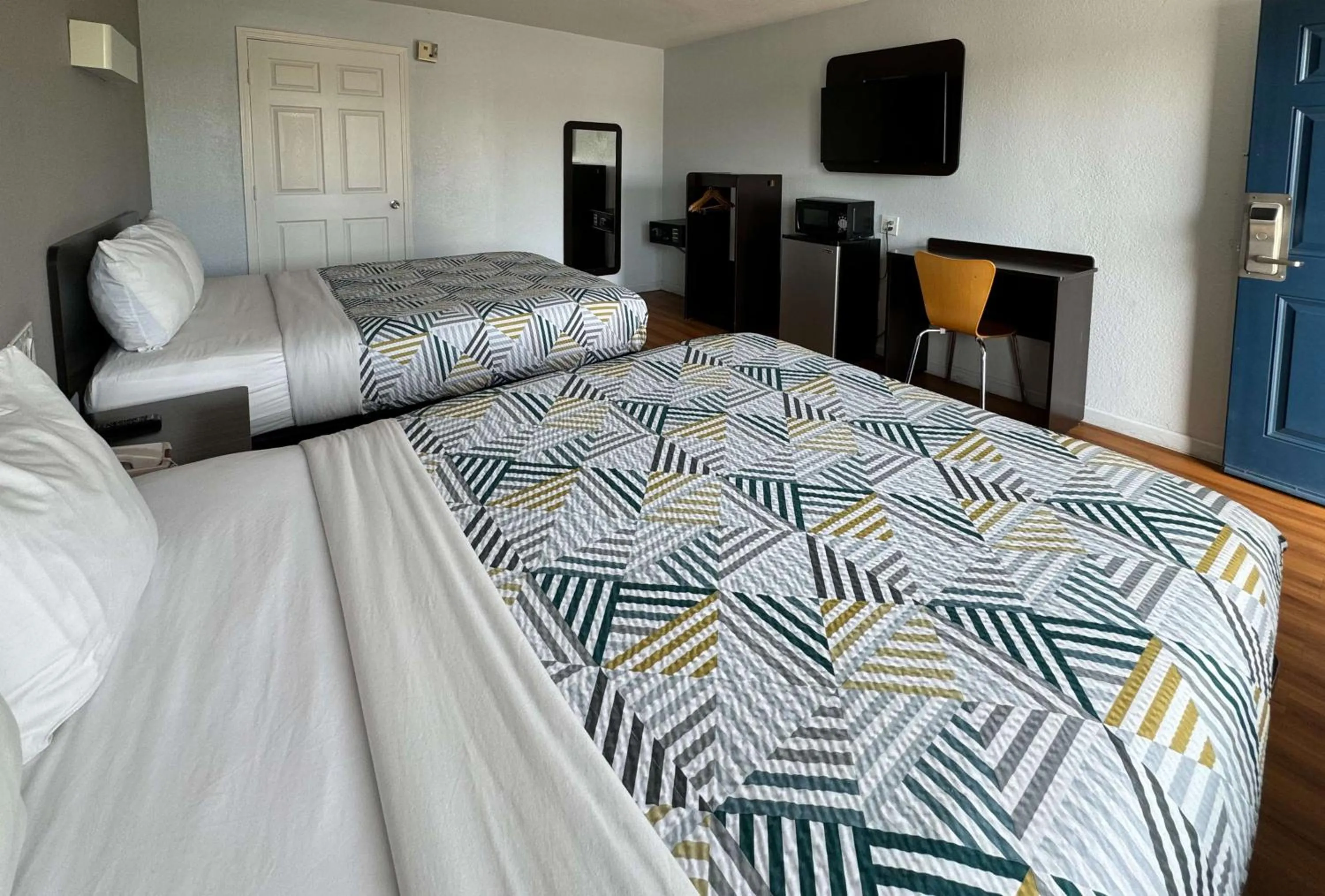 Queen Room with Two Queen Beds - Disability Access - Non-Smoking in Motel 6-Delano, CA