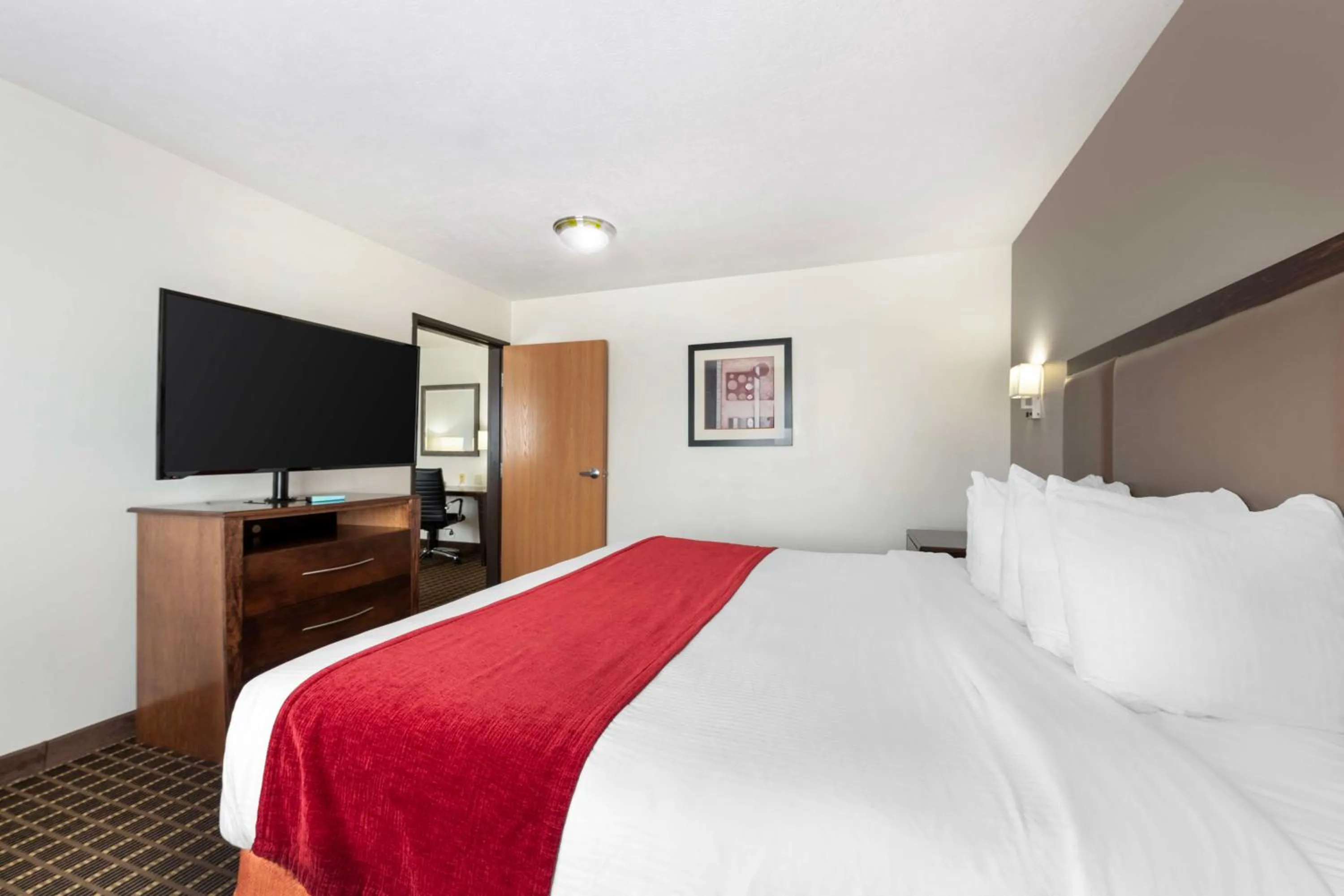 One-Bedroom Queen Suite with Sofa Bed - Non-Smoking in Best Western Plus Eagleridge Inn & Suites