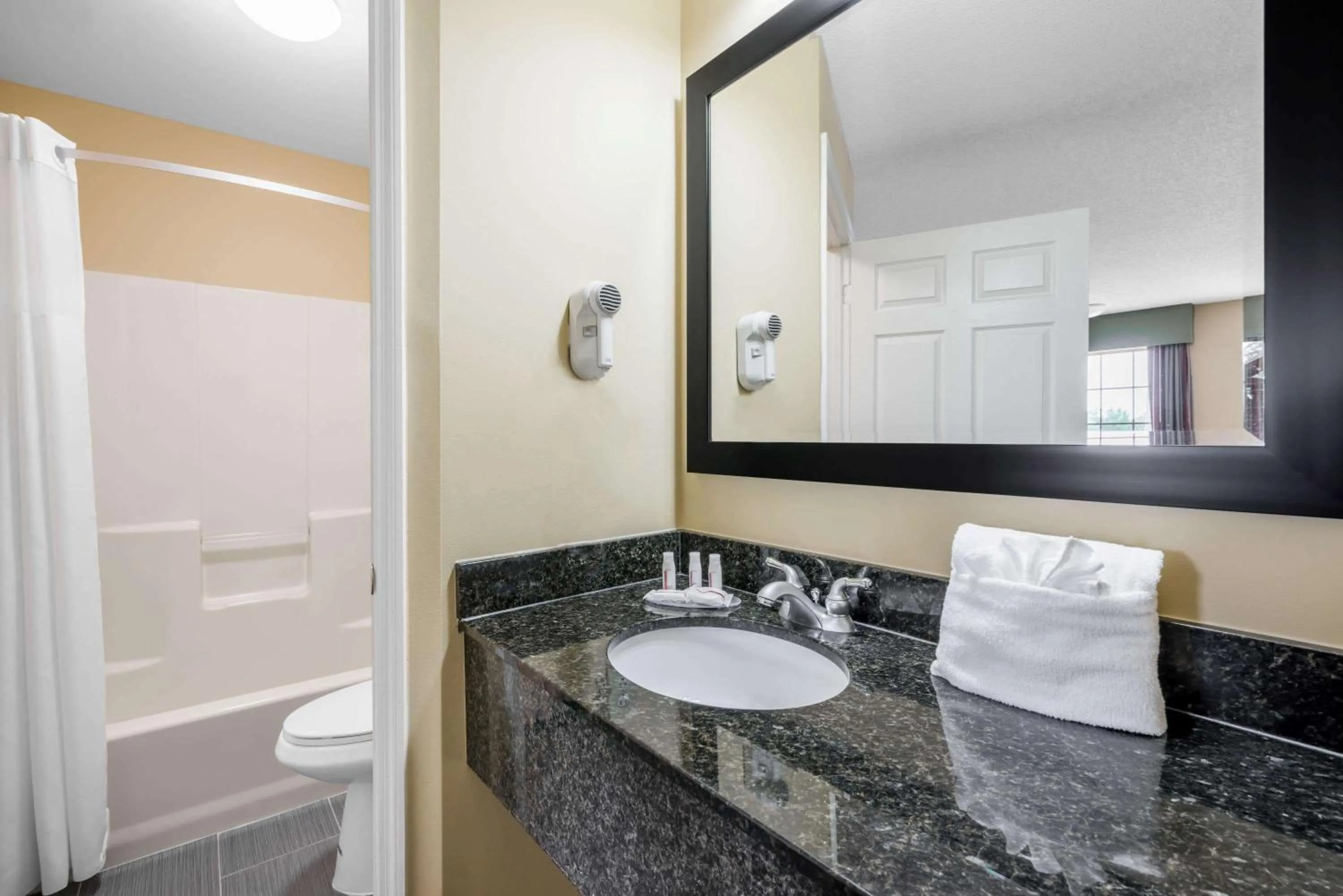  King Room  in Howard Johnson by Wyndham Dalton