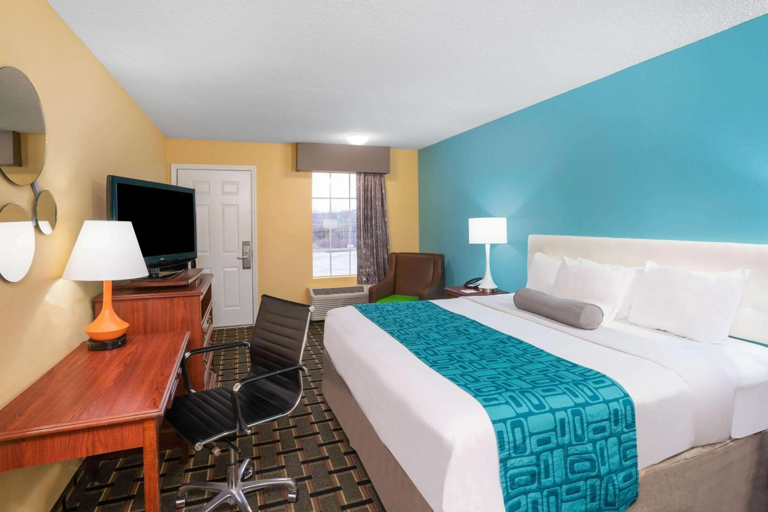 King Room - Non-Smoking in Howard Johnson by Wyndham Dalton